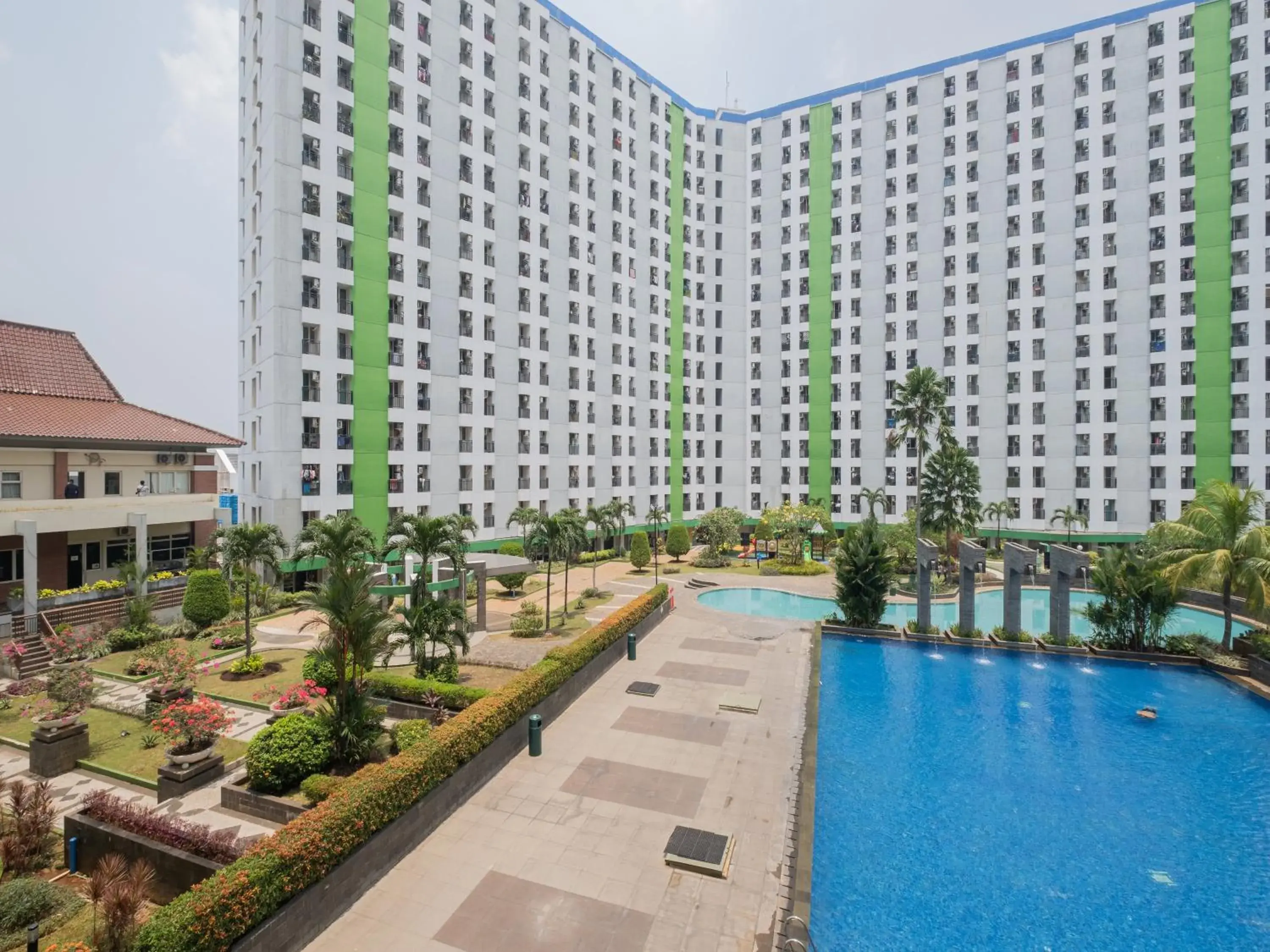 Swimming pool in Apartemen Green Lake View Ciputat by Alfa Rooms Swimming pool in Apartemen Green Lake View Ciputat by Alfa Rooms