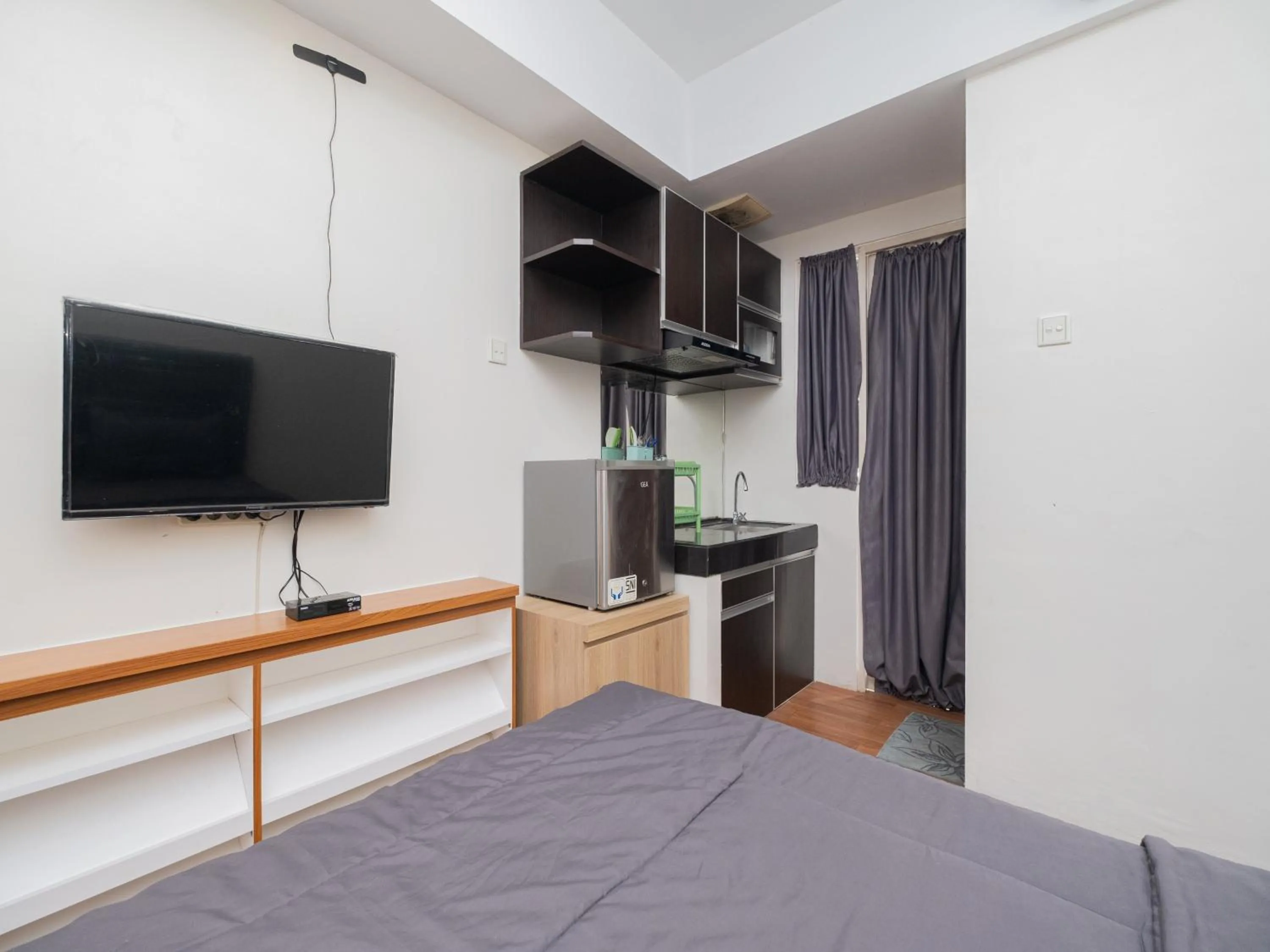 Bed in Apartemen Green Lake View Ciputat by Alfa Rooms