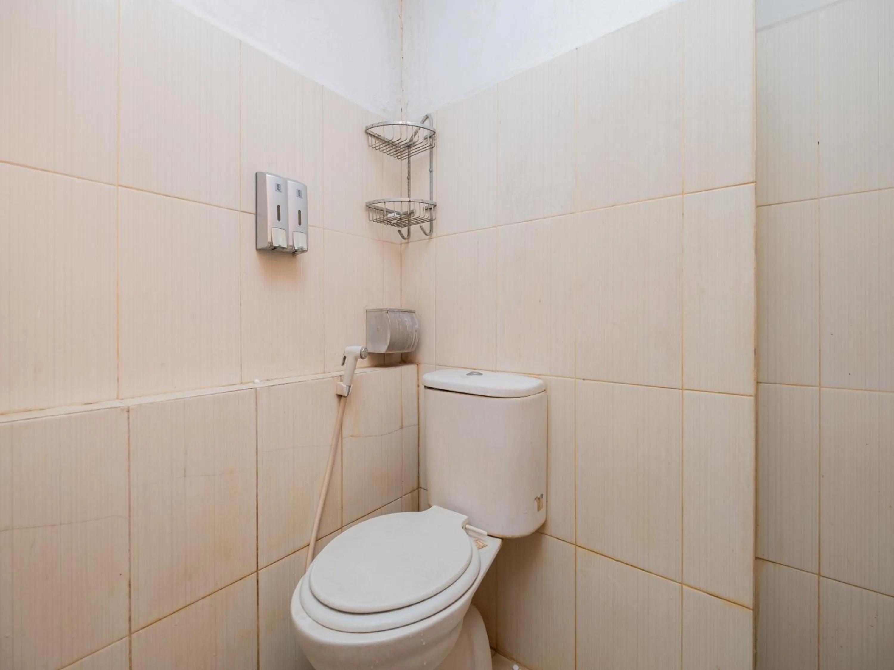 Toilet in Apartemen Green Lake View Ciputat by Alfa Rooms