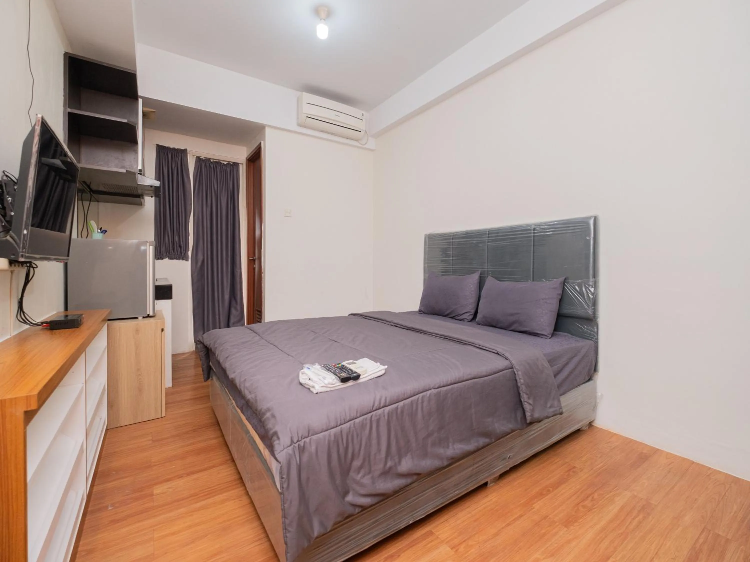 Bedroom, Bed in Apartemen Green Lake View Ciputat by Alfa Rooms