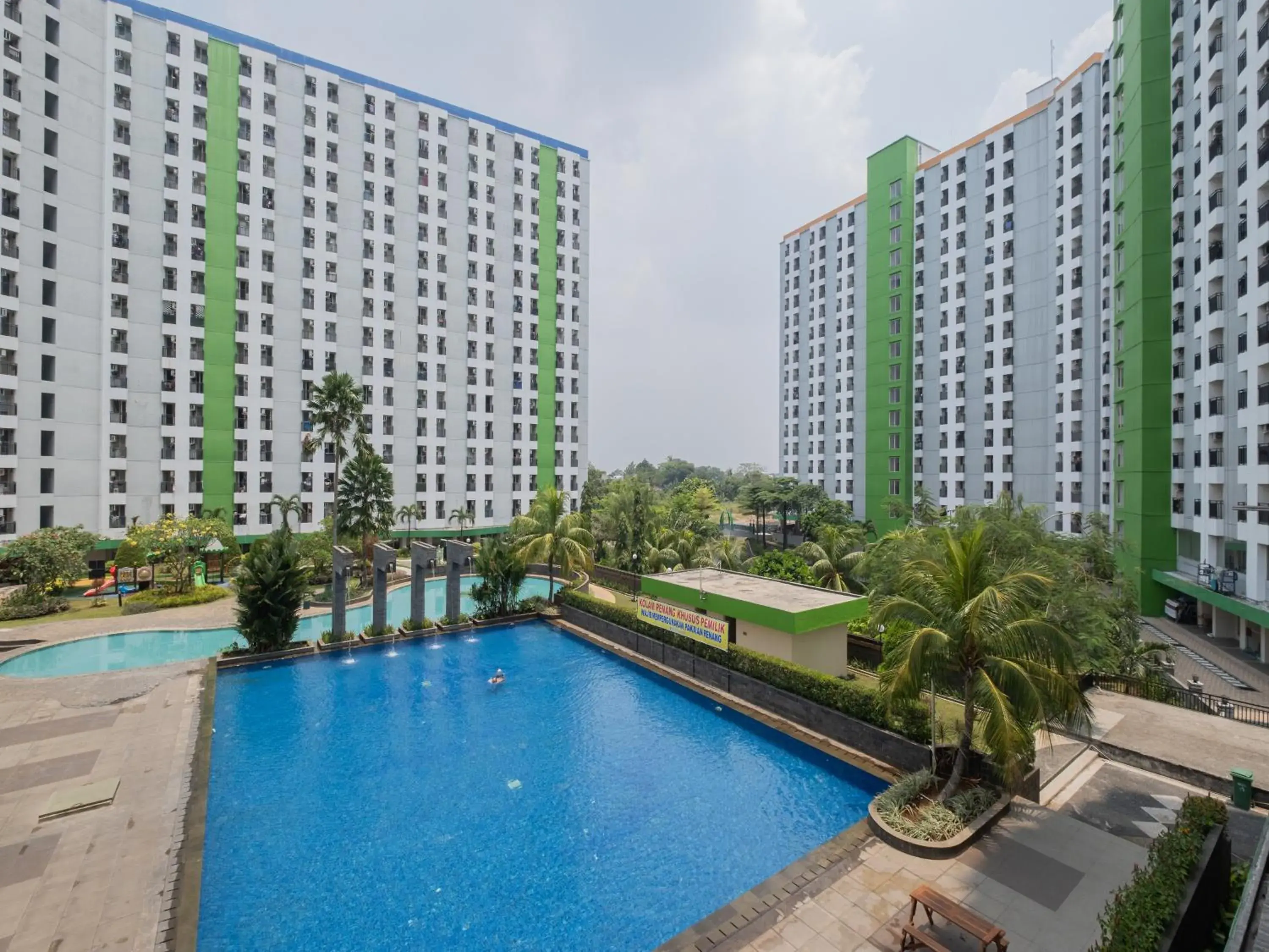 Swimming pool in Apartemen Green Lake View Ciputat by Alfa Rooms Swimming pool in Apartemen Green Lake View Ciputat by Alfa Rooms
