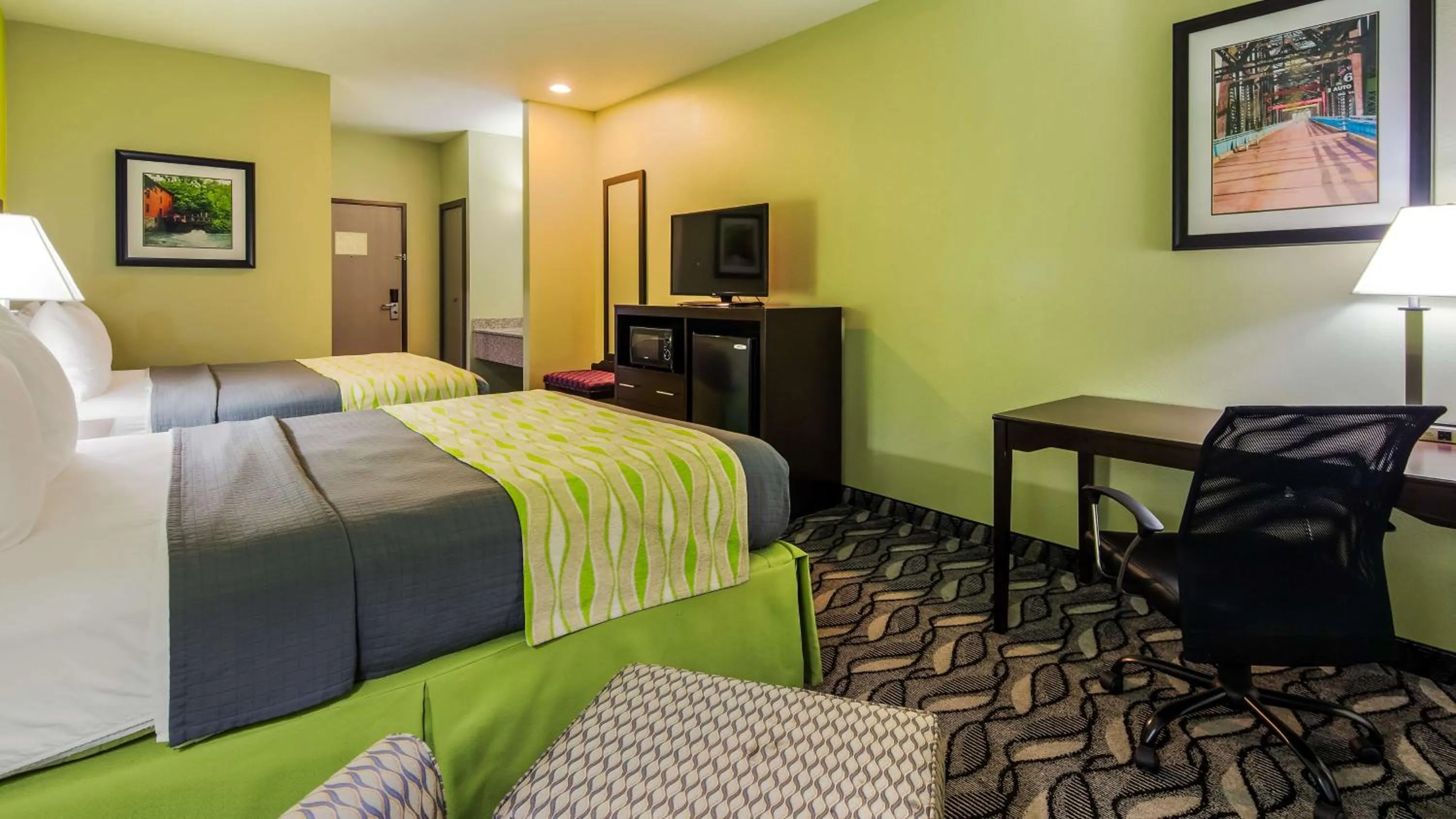 Photo of the whole room, Bed in Best Western Mt. Vernon Inn