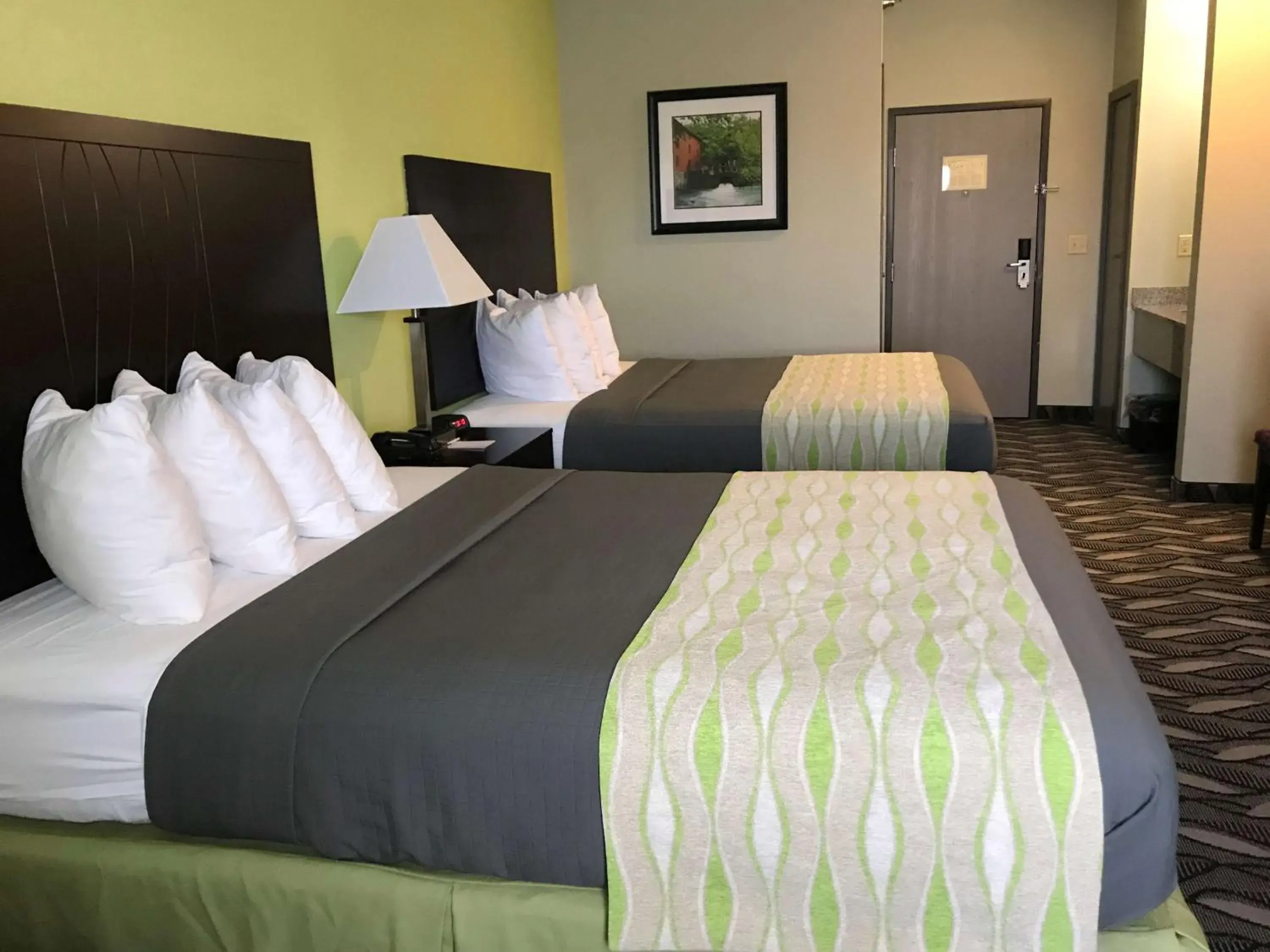 Queen Room with Two Queen Beds in Best Western Mt. Vernon Inn Queen Room with Two Queen Beds in Best Western Mt. Vernon Inn