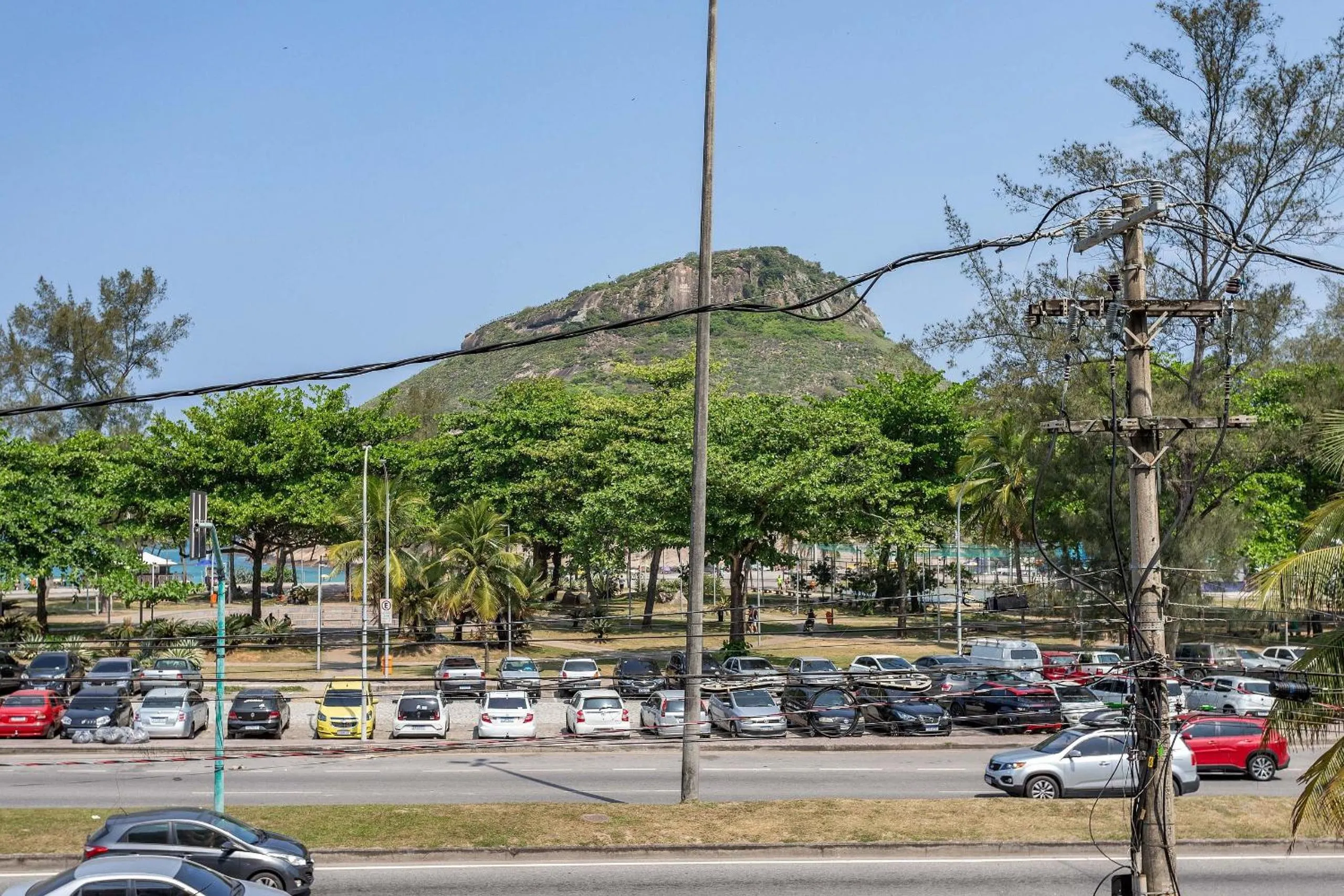 2 SUÍTES Vista MAR Praia do Recreio e Pedra do Pontal - Condomínio com Estacionamento e Portaria 24h - Cozinha Completa, Wi-Fi e Ar Condicionado