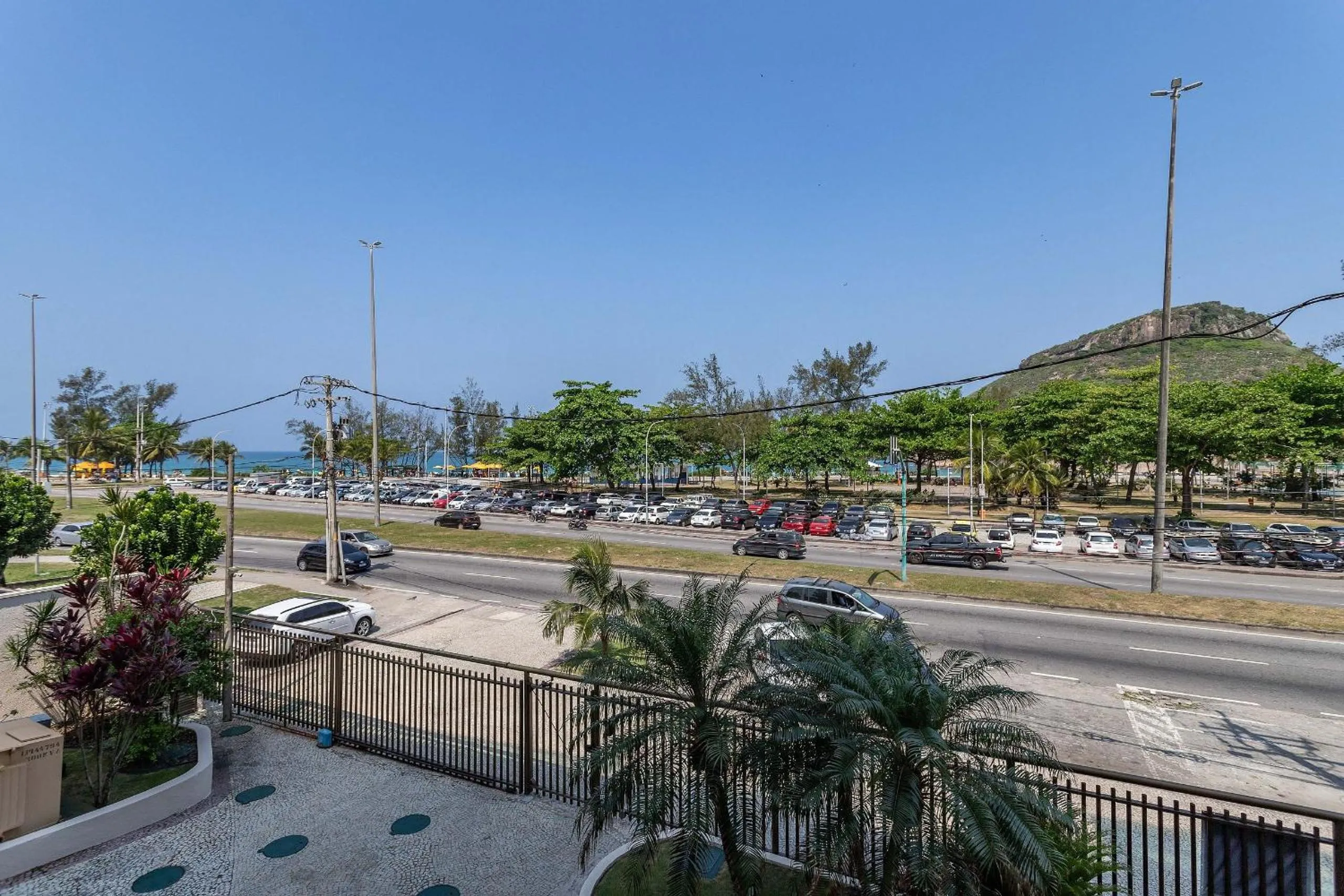 2 SUÍTES Vista MAR Praia do Recreio e Pedra do Pontal - Condomínio com Estacionamento e Portaria 24h - Cozinha Completa, Wi-Fi e Ar Condicionado