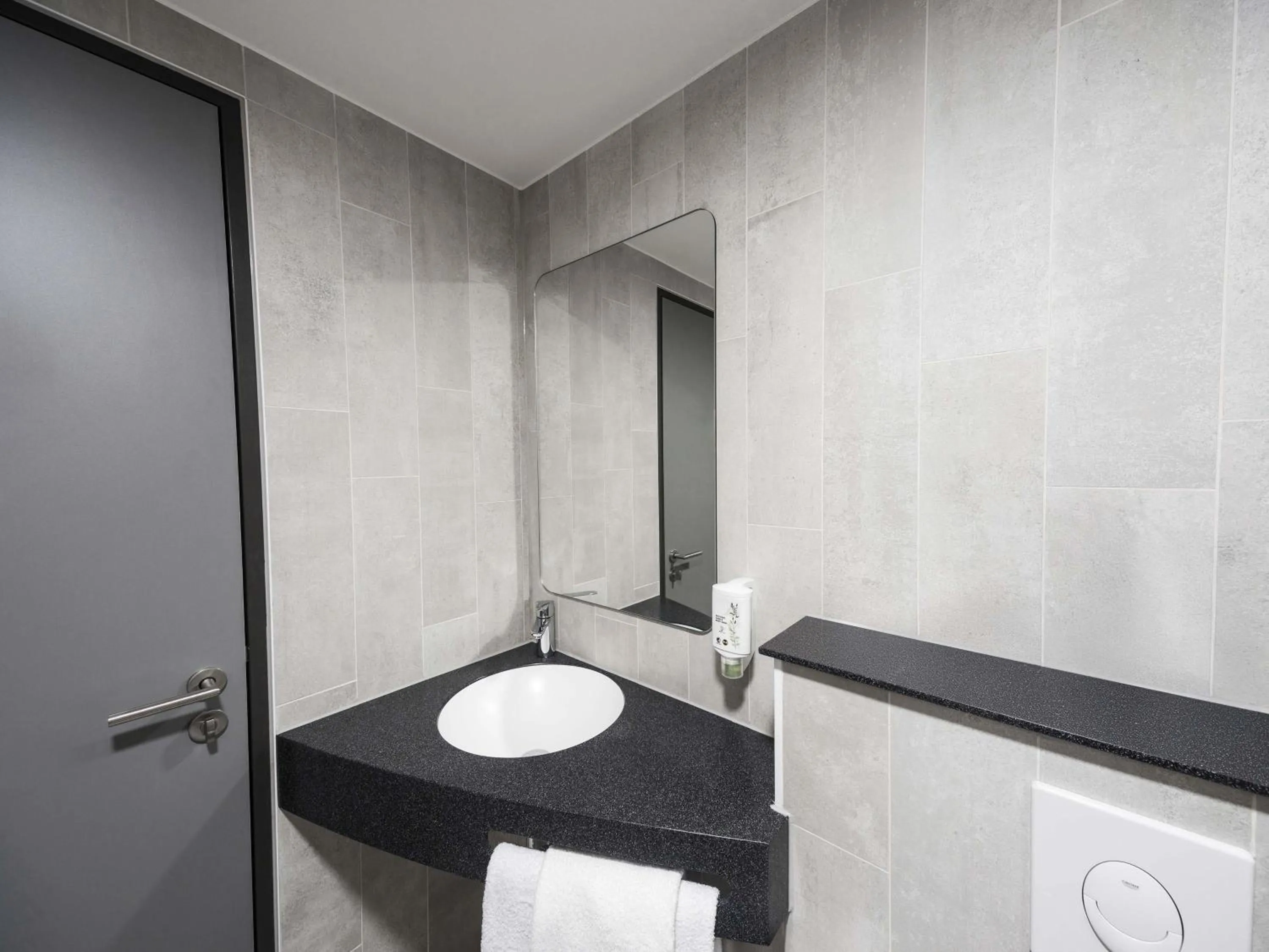 Bathroom in B&B Hotel Erfurt City-West