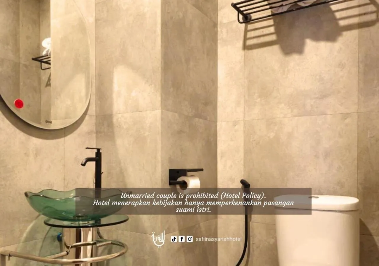 Shower in The Safiina Point Syariah Hotel