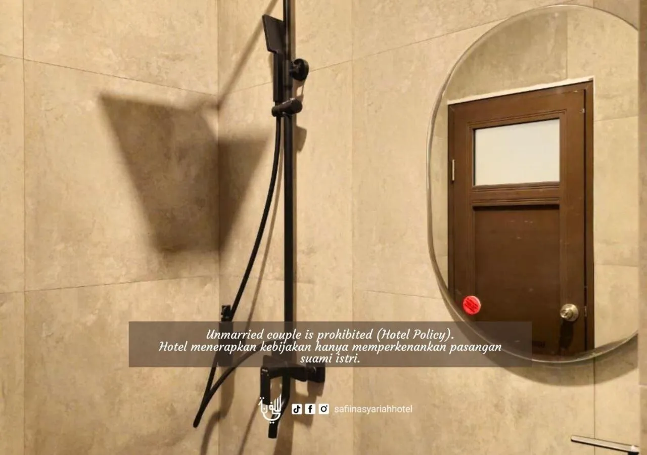 Shower in The Safiina Point Syariah Hotel