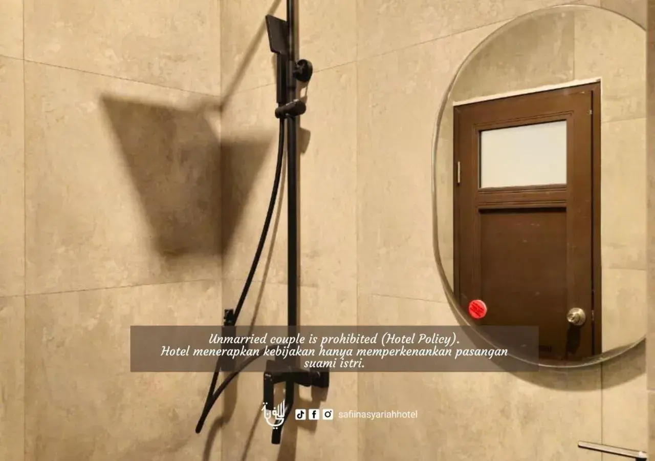 Shower in The Safiina Point Syariah Hotel Shower in The Safiina Point Syariah Hotel