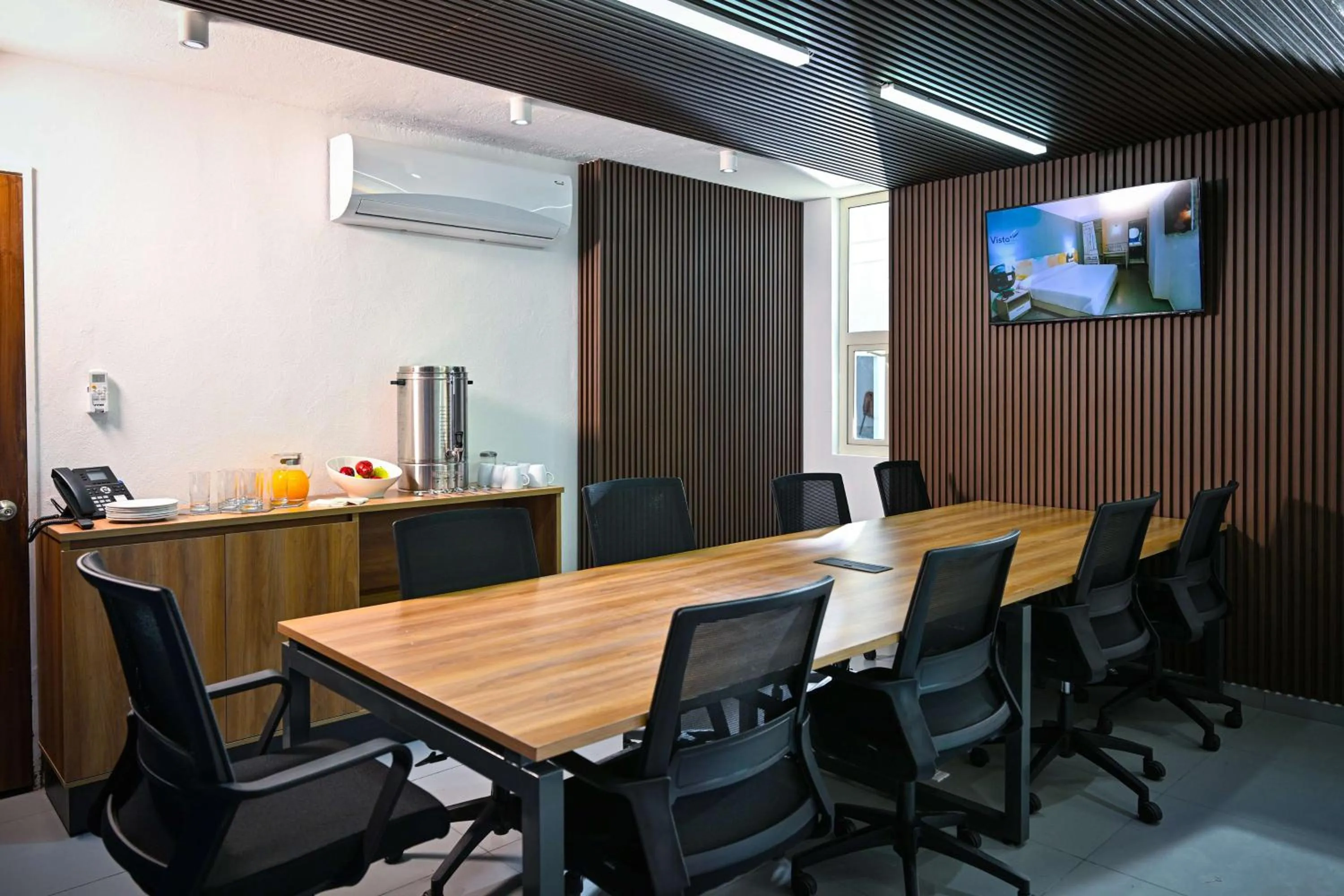 Meeting/conference room in Vista Express Guadalajara Expo SureStay Collection by BW