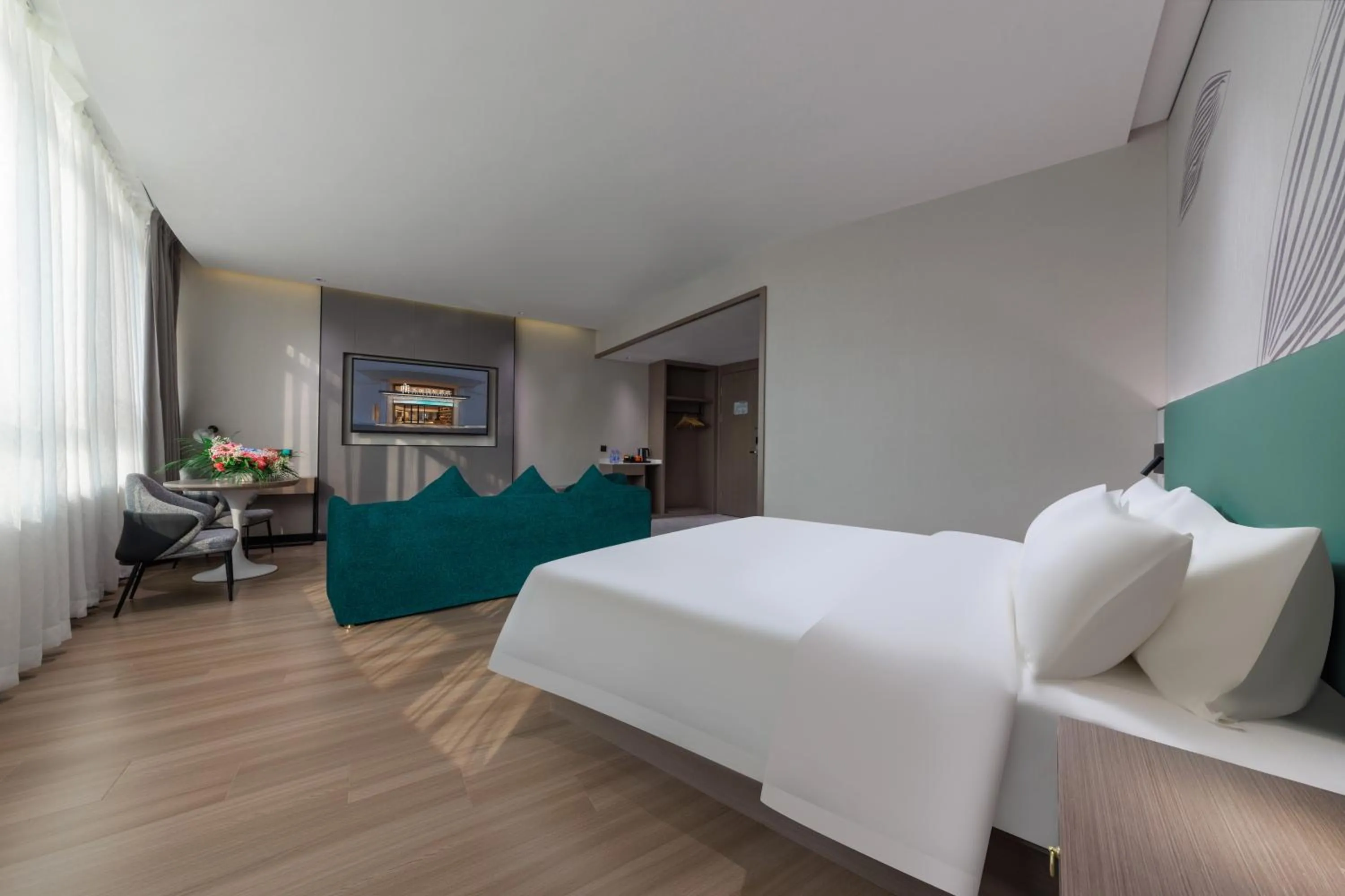 Photo of the whole room, Bed in Feili International Hotel