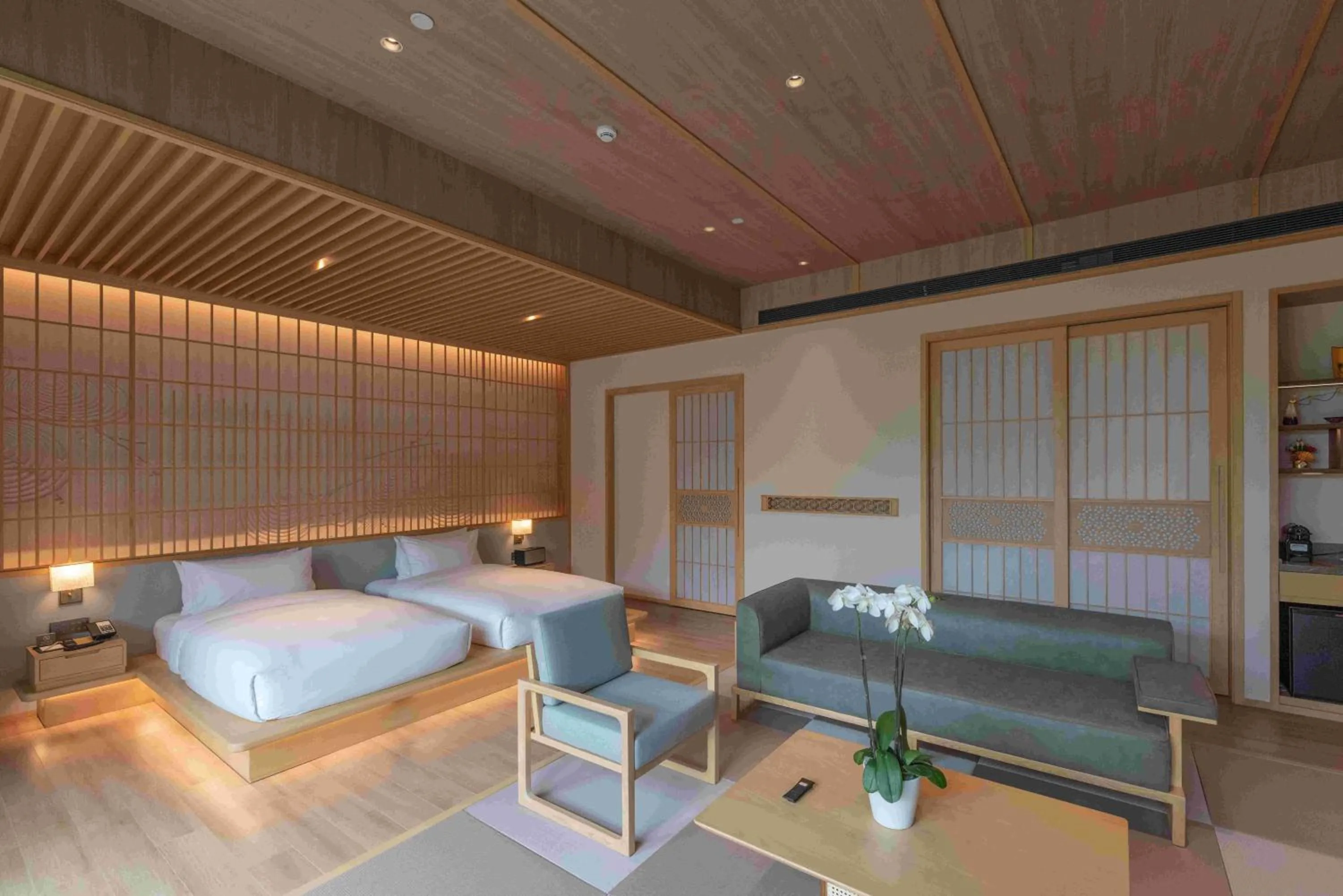 Bed in Hyakumangoku Onsen Hotel