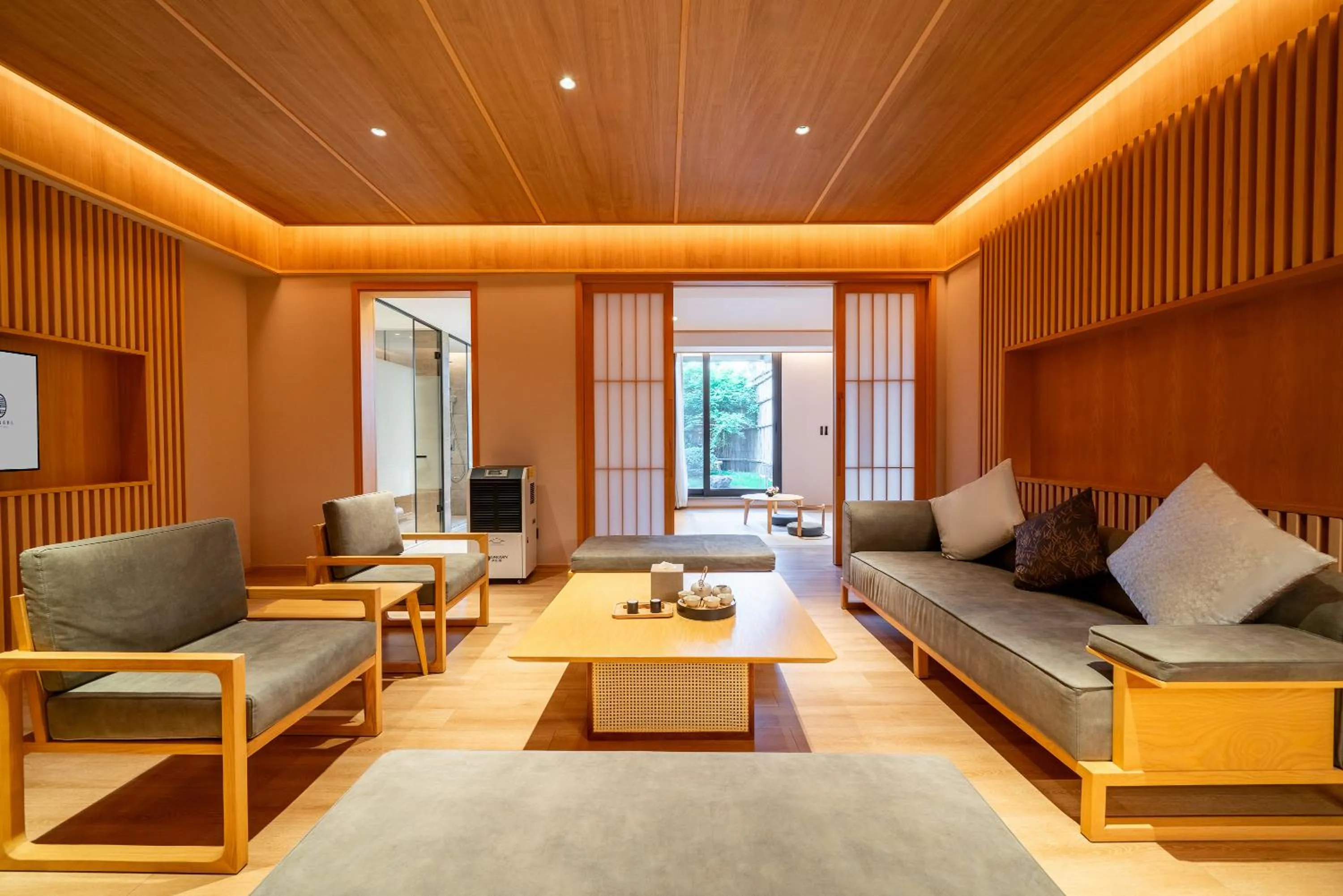 Hyakumangoku Onsen Hotel