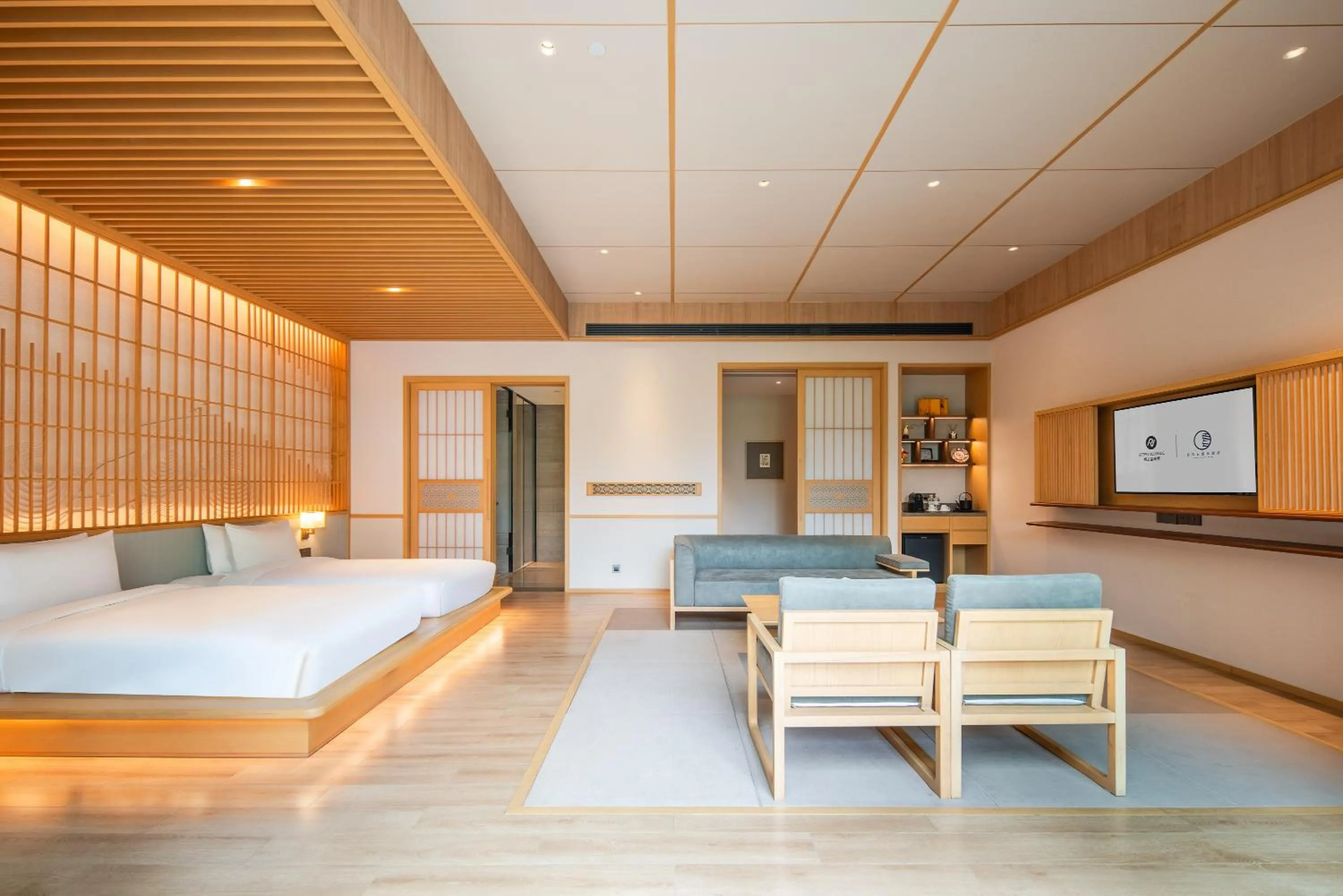 Bed in Hyakumangoku Onsen Hotel