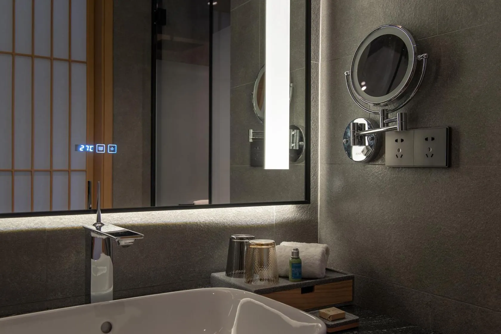 Hyakumangoku Onsen Hotel