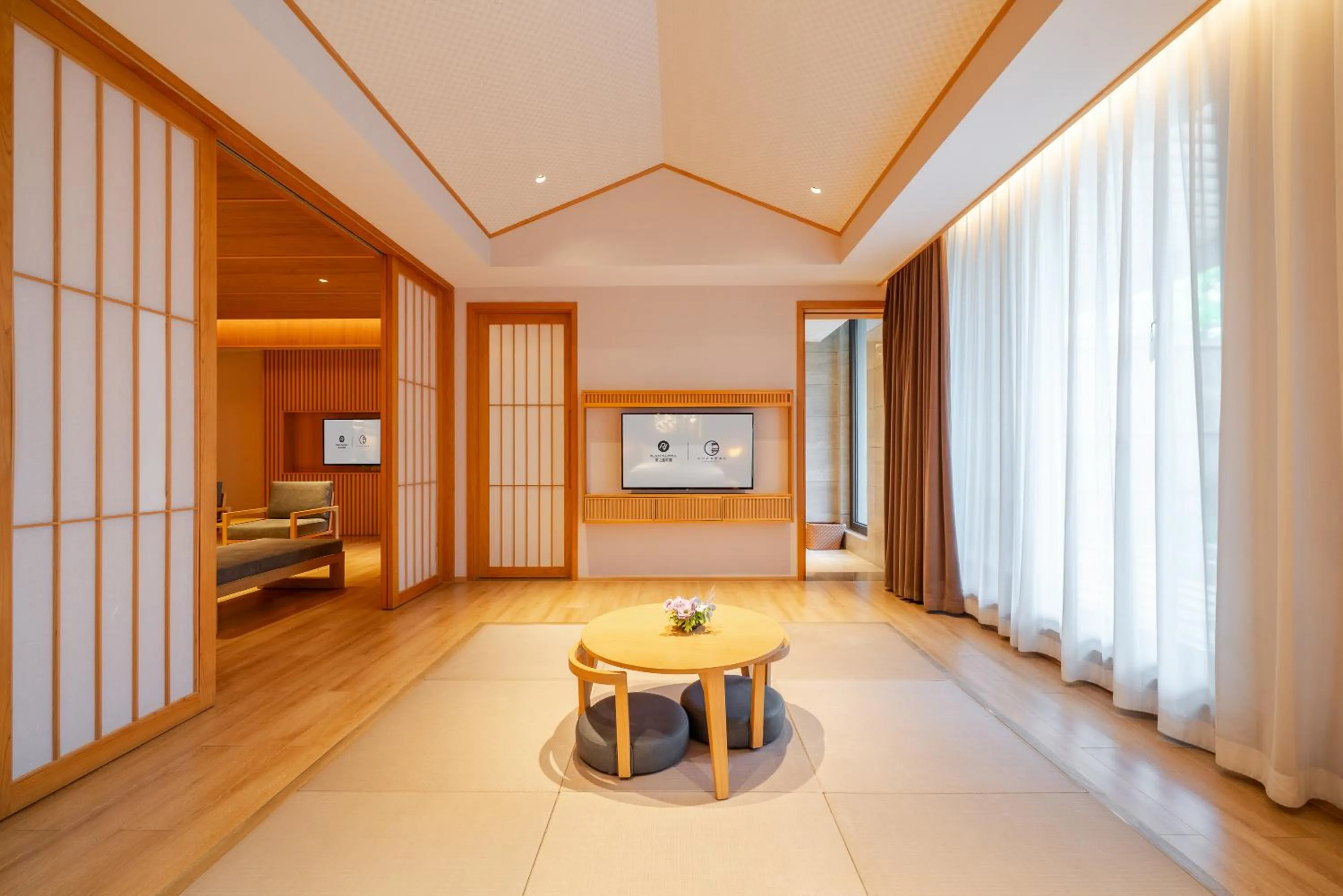 Hyakumangoku Onsen Hotel