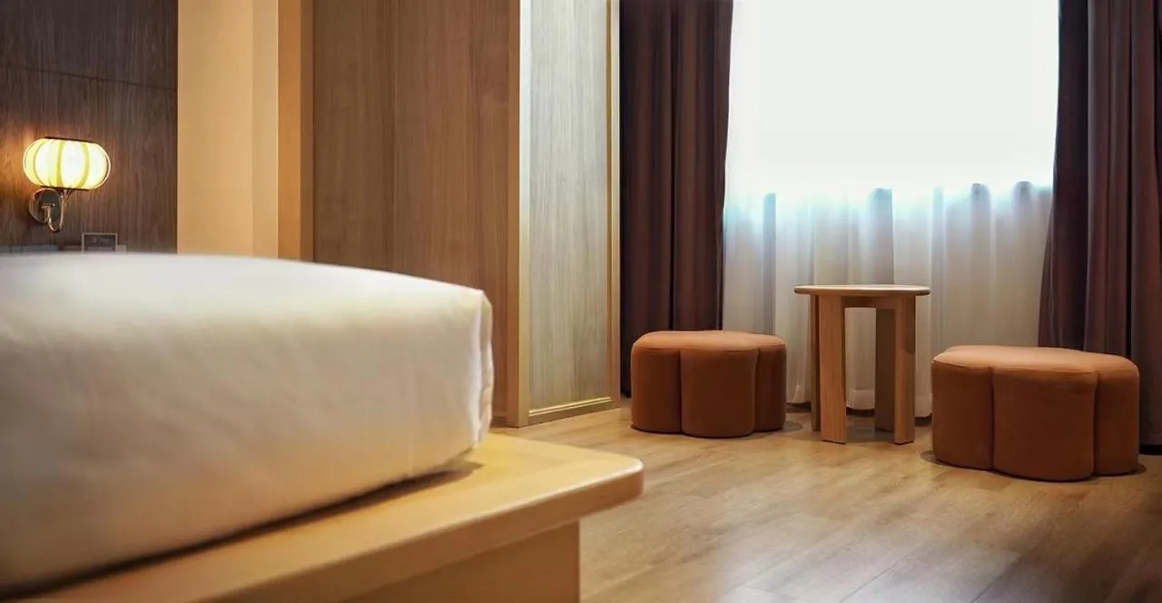 Bed in Hyakumangoku Onsen Hotel