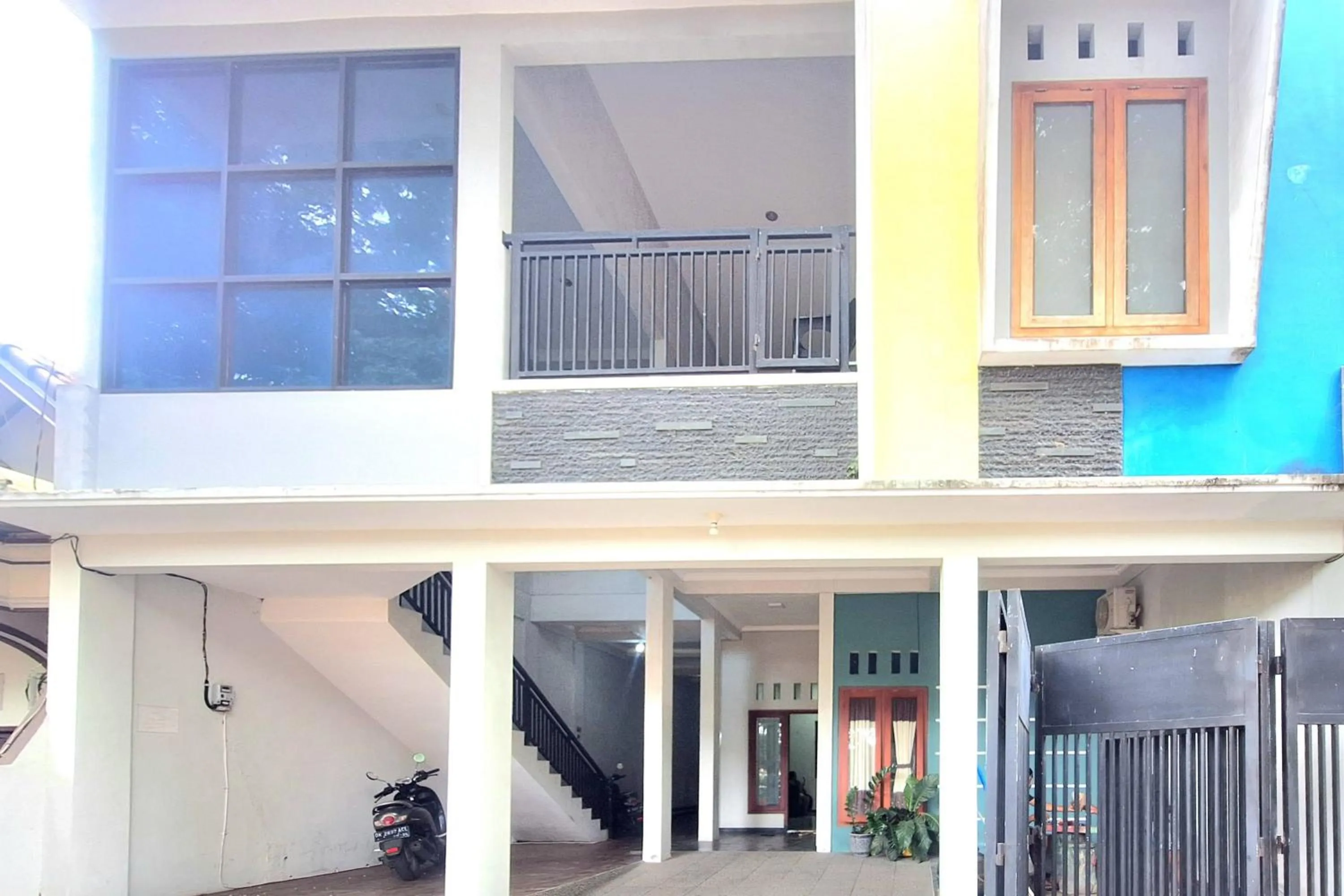 Facade/entrance in HKP Homestay RedPartner Blitar