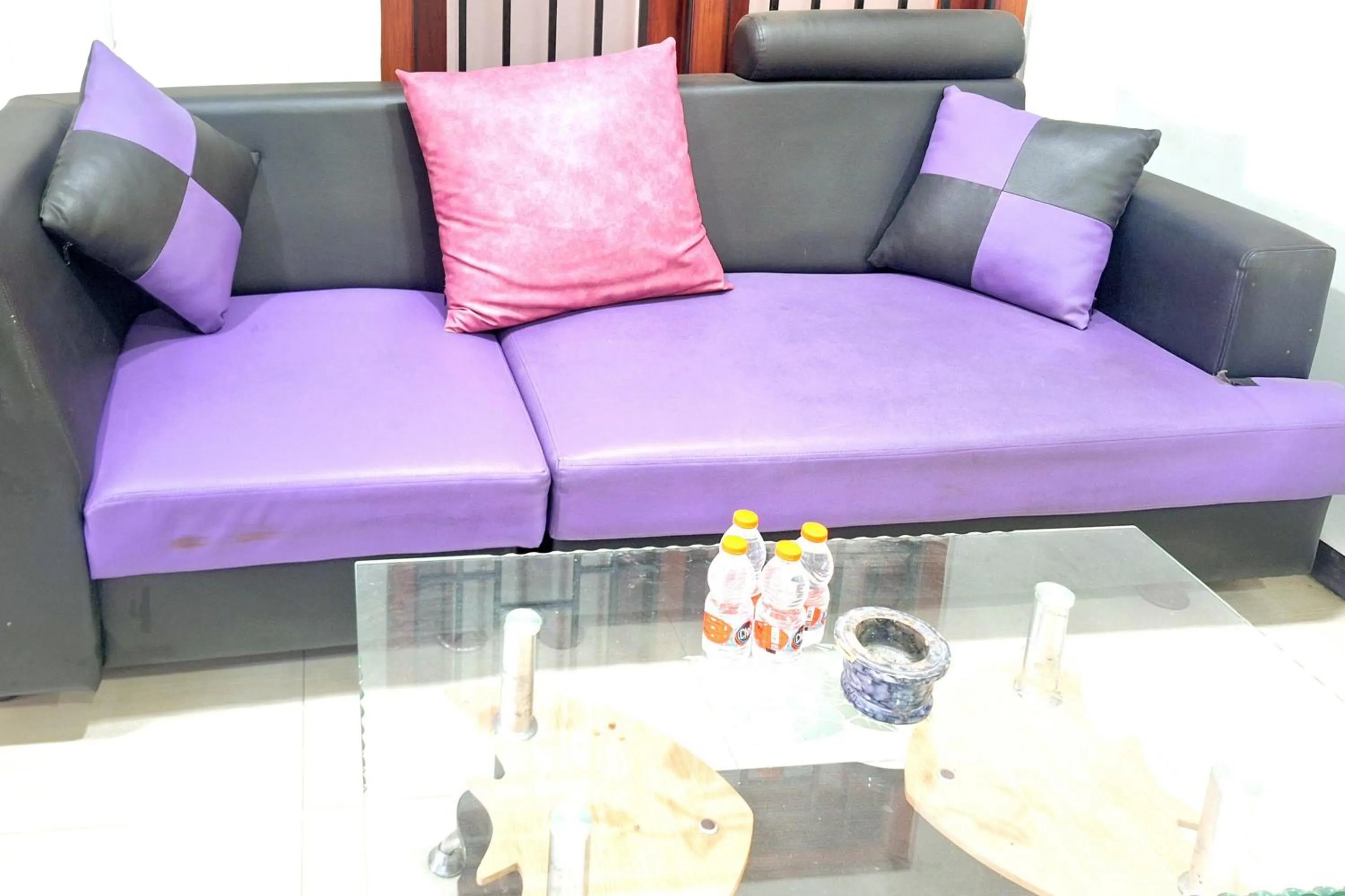 Seating area in HKP Homestay RedPartner Blitar