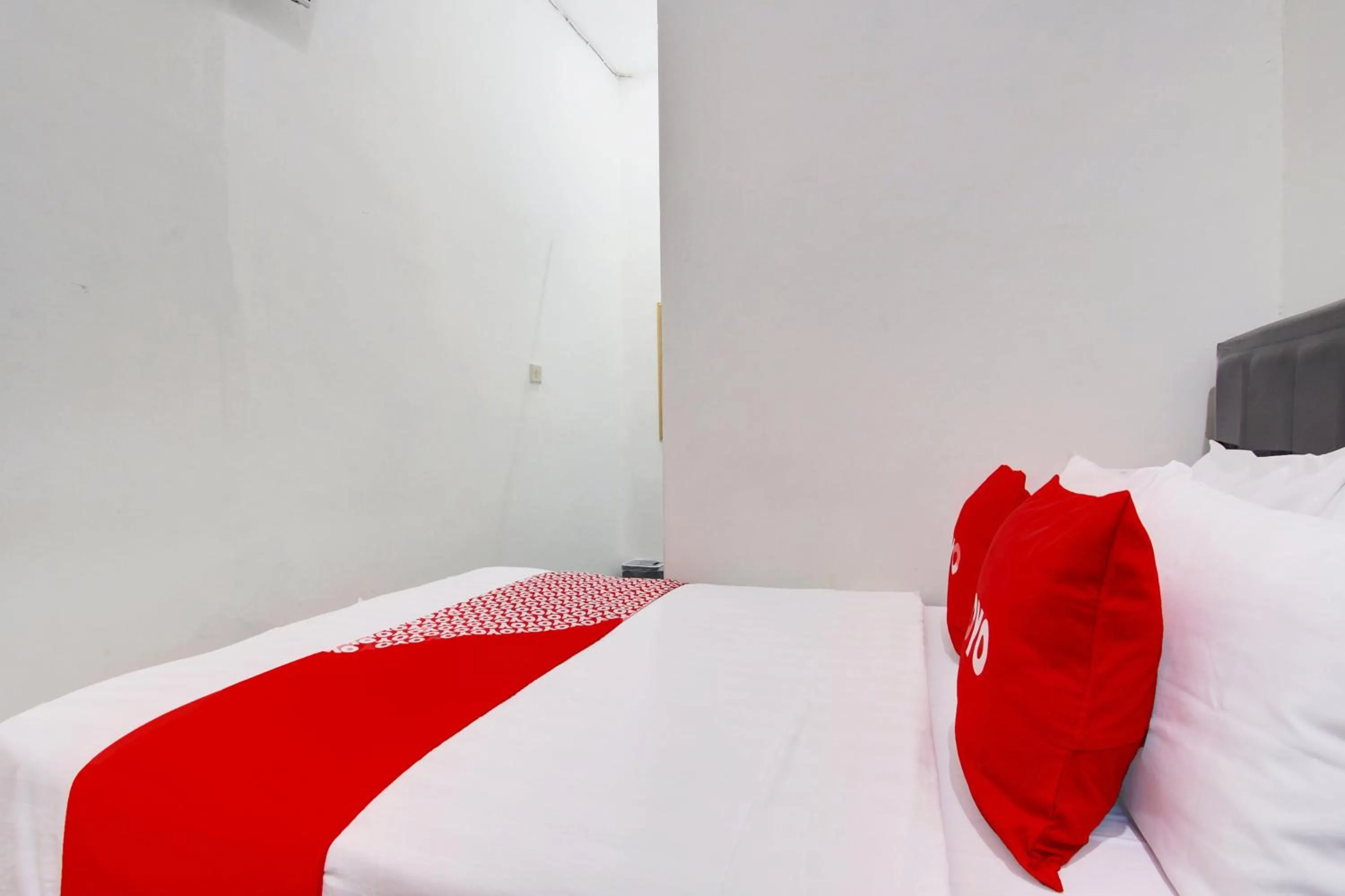 Bedroom in OYO 93188 Soren Hotel And Coffee