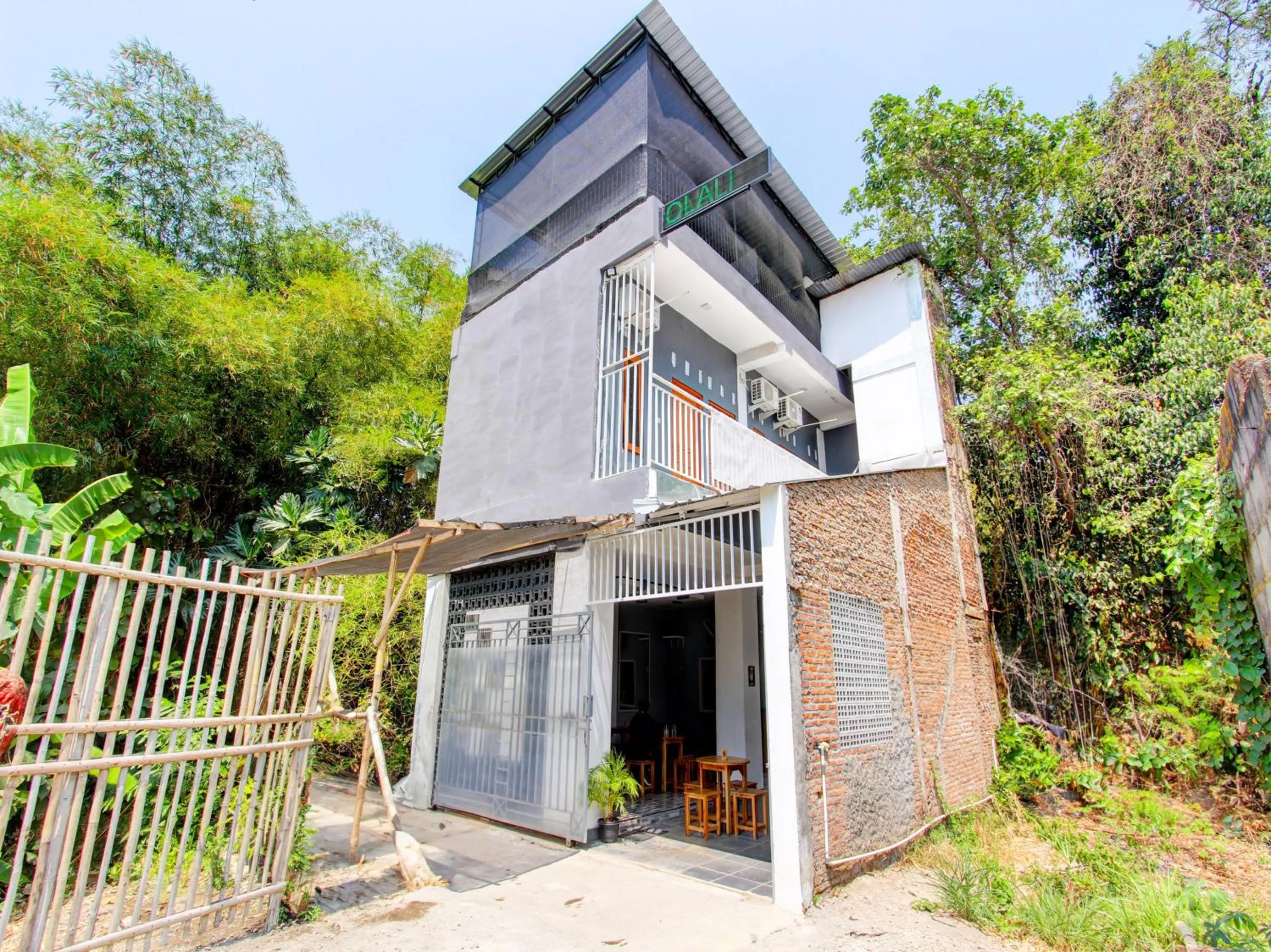 Facade/entrance in OYO 93188 Soren Hotel And Coffee