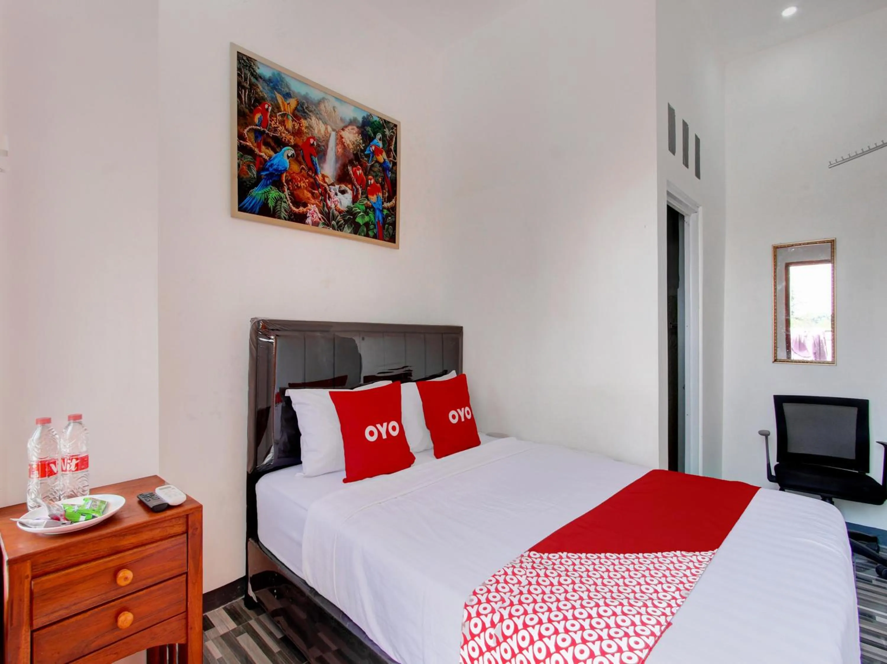 Bedroom in OYO 93188 Soren Hotel And Coffee