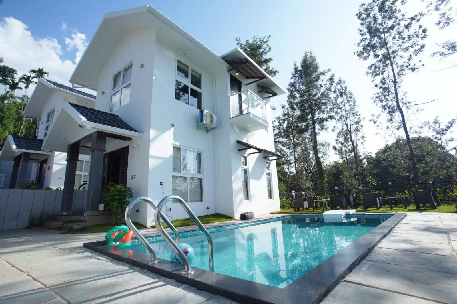 Pool view in Pabis luxurious stay