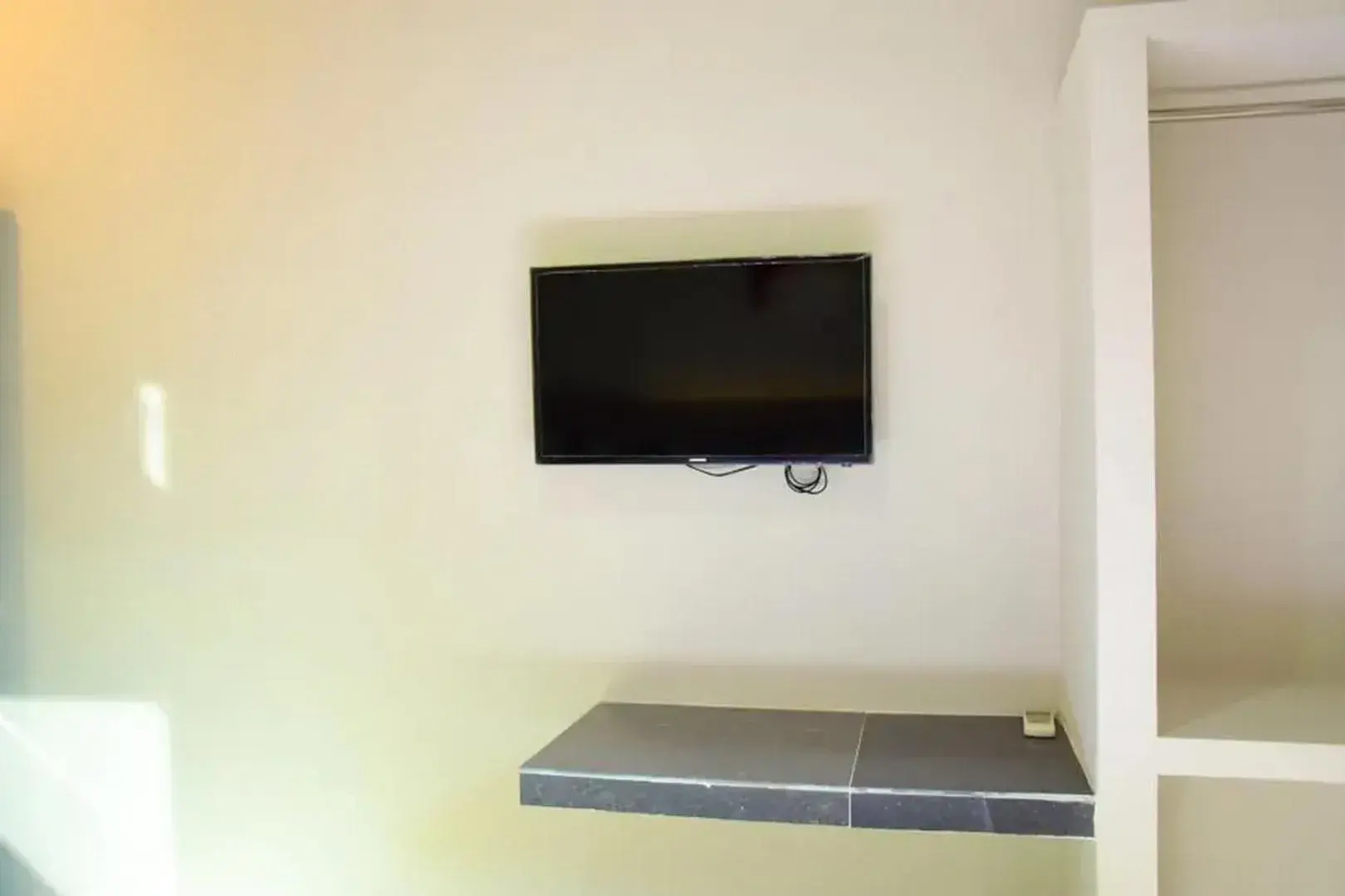 TV and multimedia in RedDoorz near Mangga Dua Square TV and multimedia in RedDoorz near Mangga Dua Square