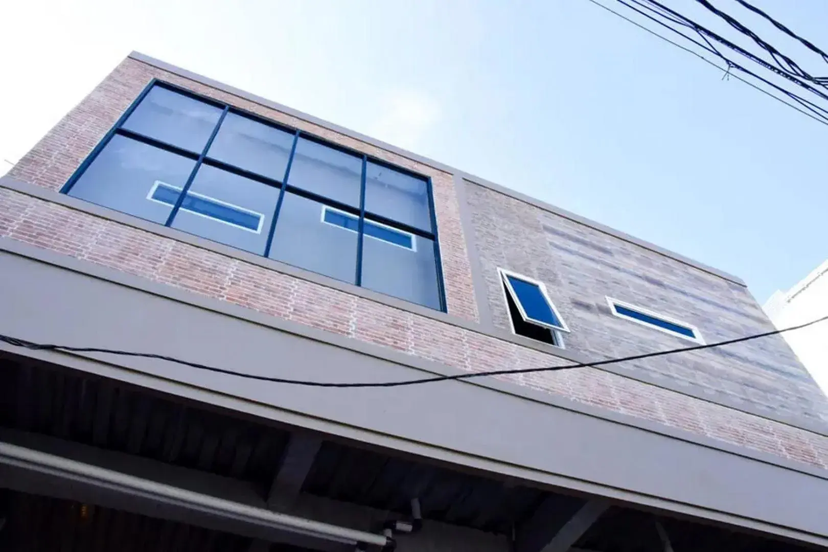 Property building in RedDoorz near Mangga Dua Square Property building in RedDoorz near Mangga Dua Square