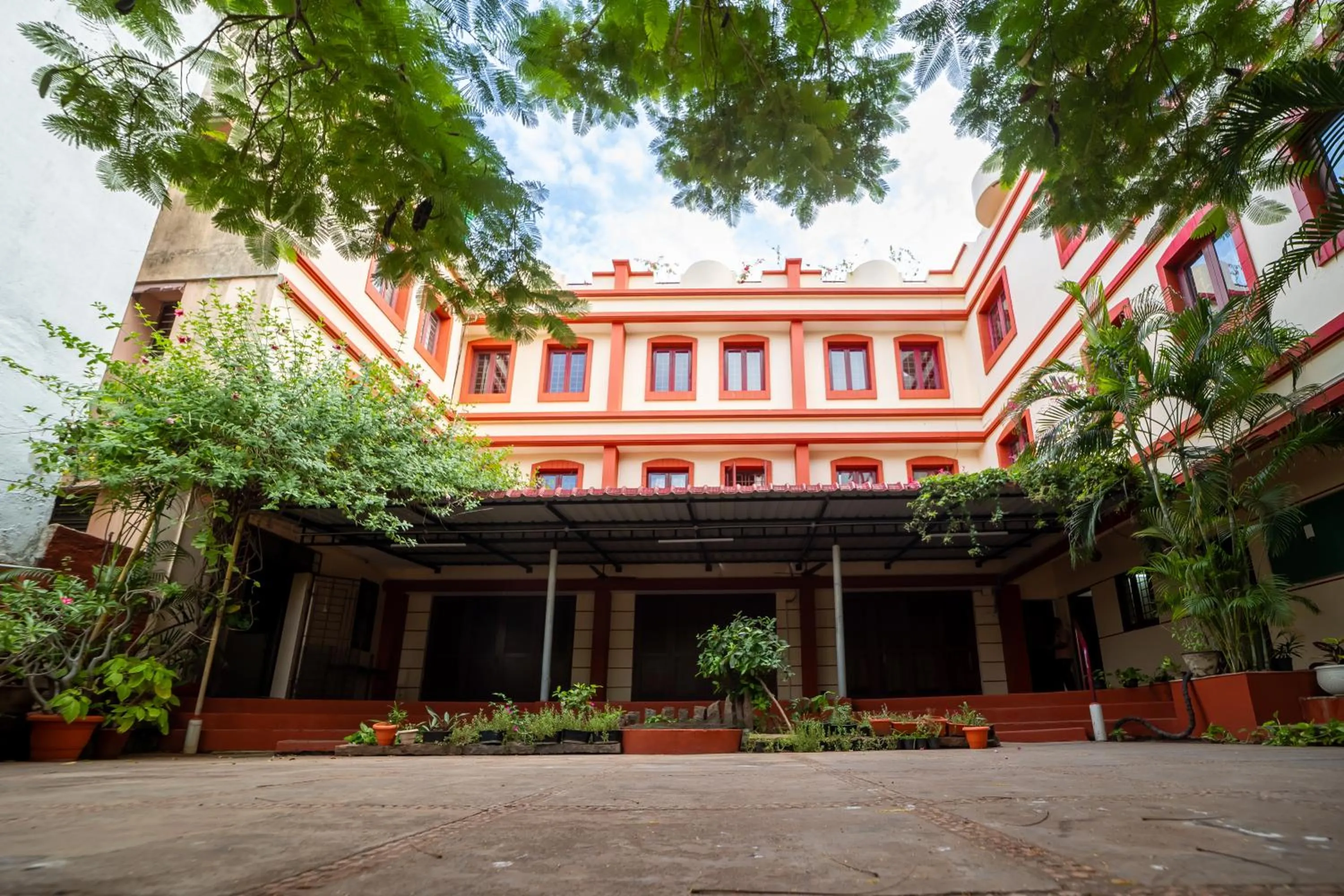 Facade/entrance in Sacar Guest House