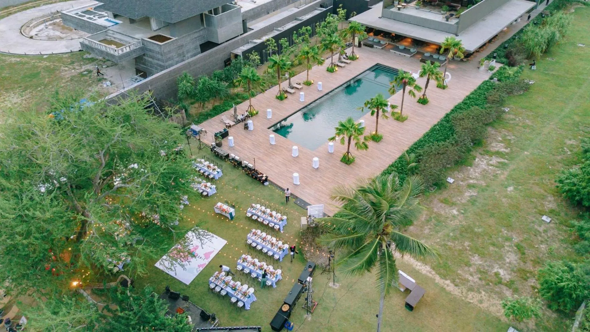 The Funny Lion - Puerto Princesa