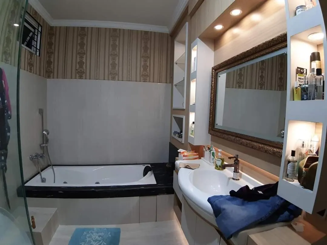 Bathroom, Bed in Villa Melati Residence