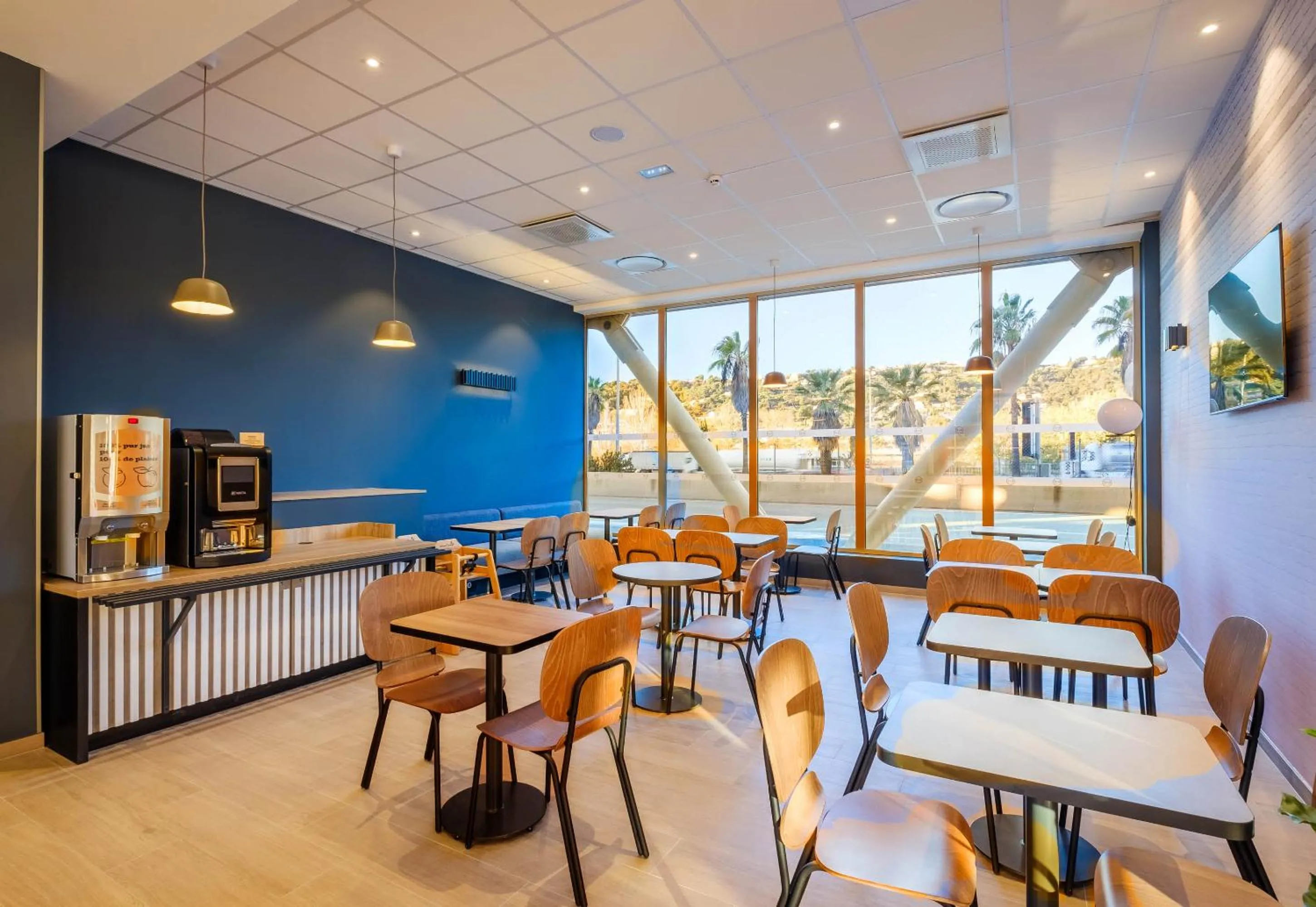 Restaurant/places to eat in B&B HOTEL Nice Stade Riviera