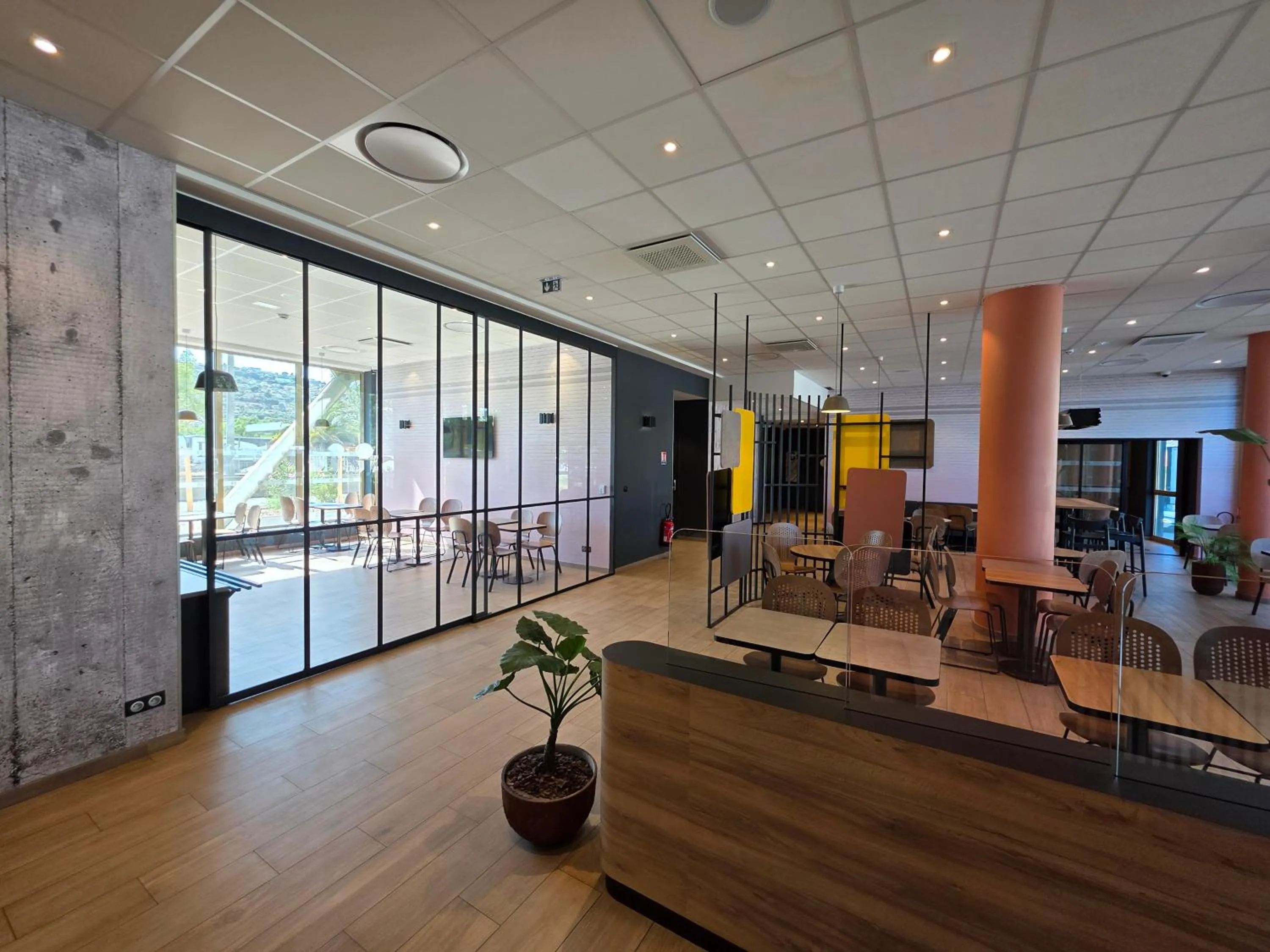 Communal lounge/ TV room in B&B HOTEL Nice Stade Riviera