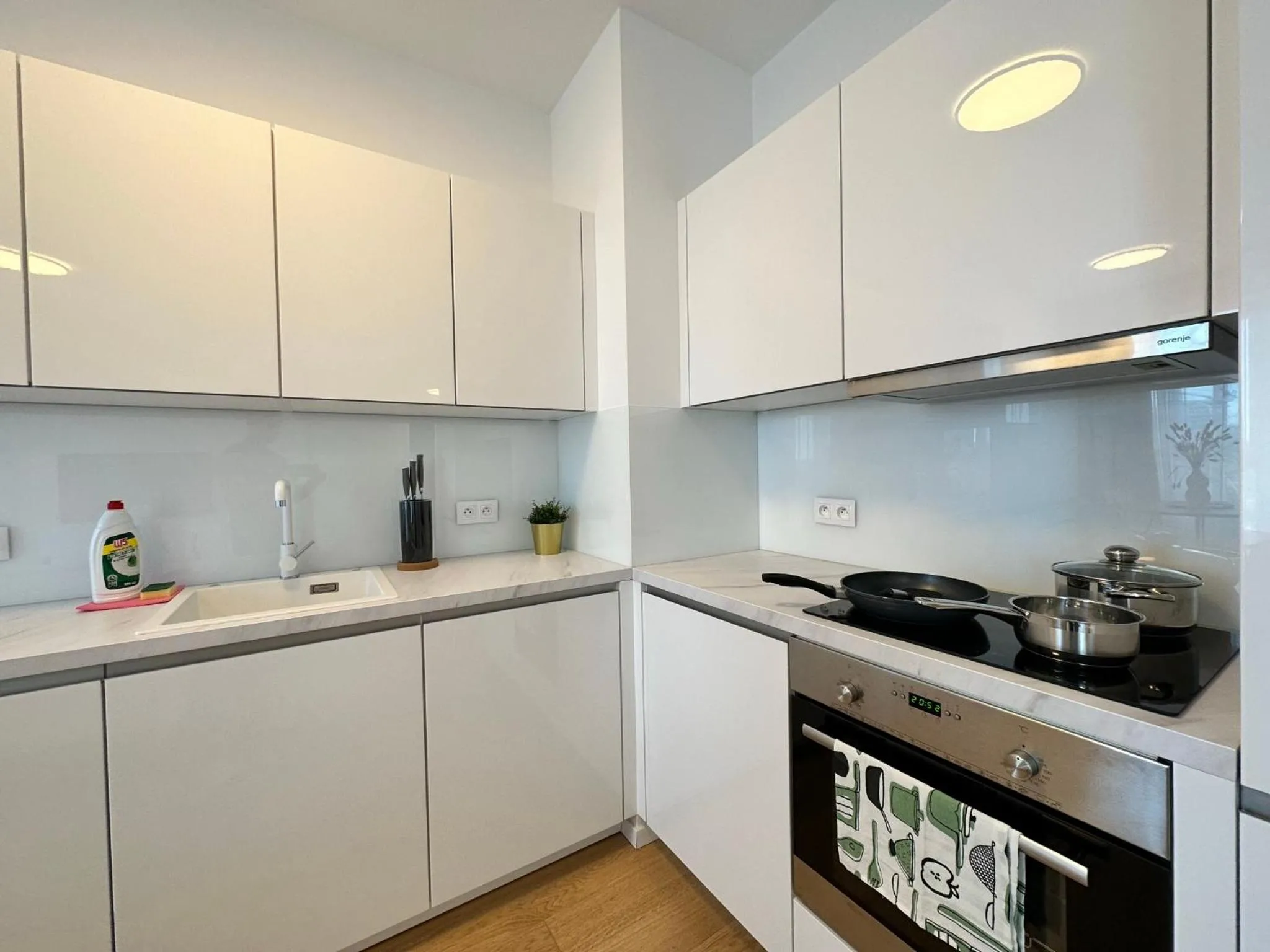 stove in Vyhlad na mesto, 24. poschodie, free parking