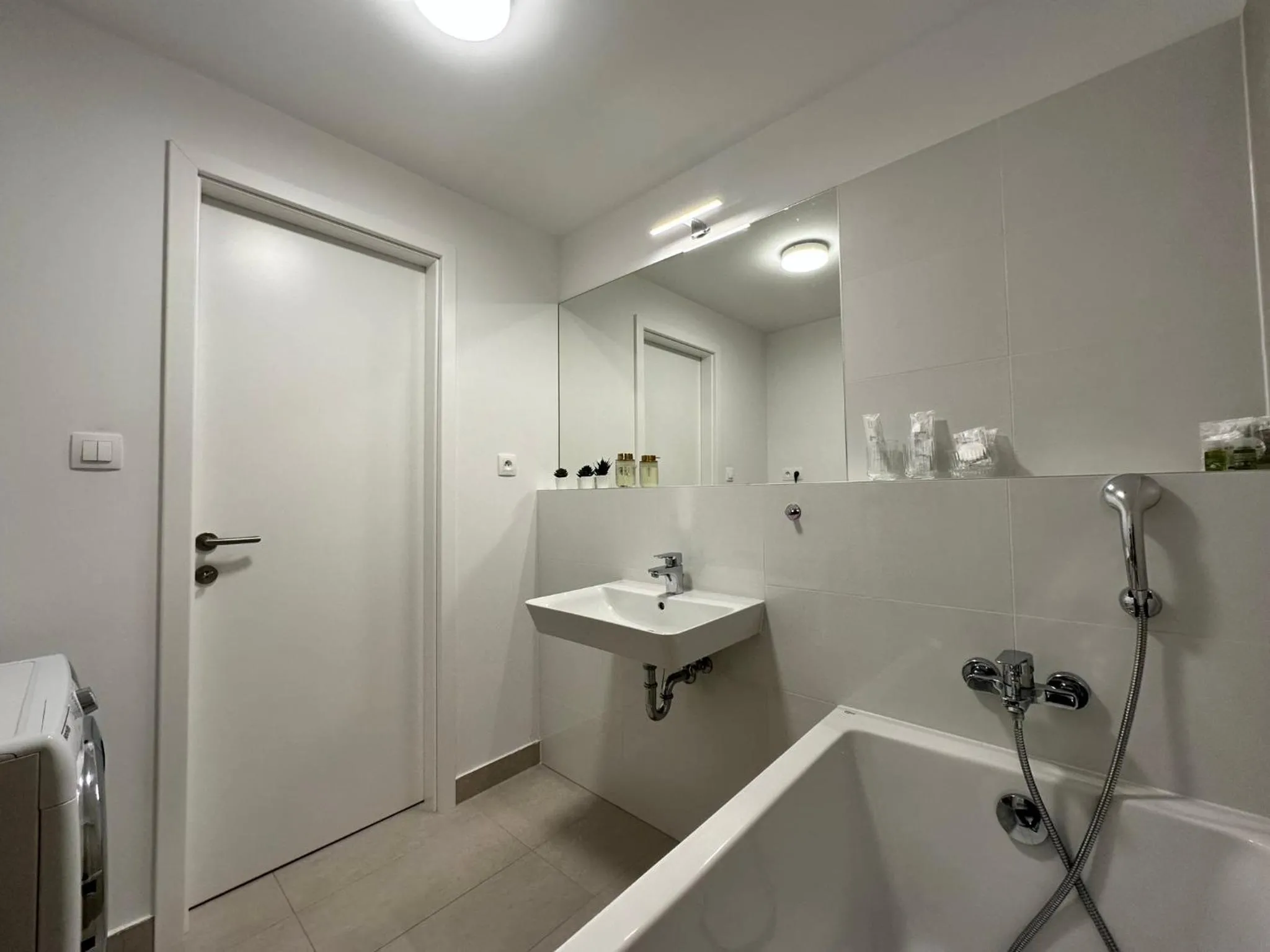 Shower in Vyhlad na mesto, 24. poschodie, free parking