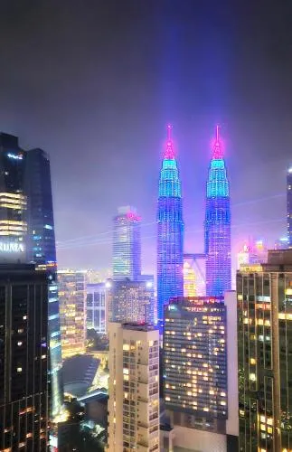 8 Kia Peng Suites KLCC by Luna