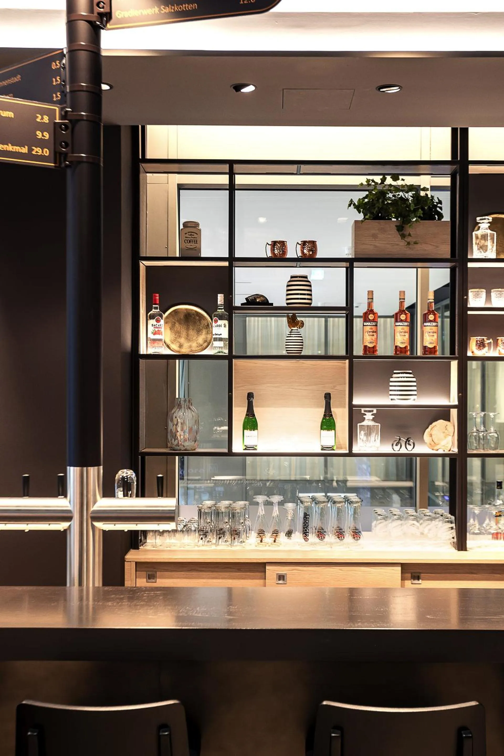 Lounge or bar in IntercityHotel Paderborn