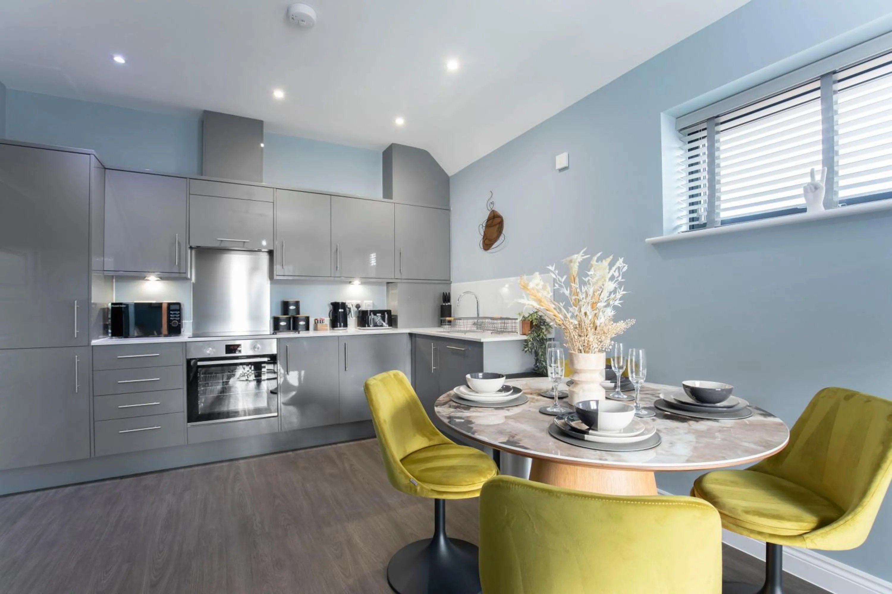 Elliot Oliver - Luxurious Two Bedroom Apartment in The Docks