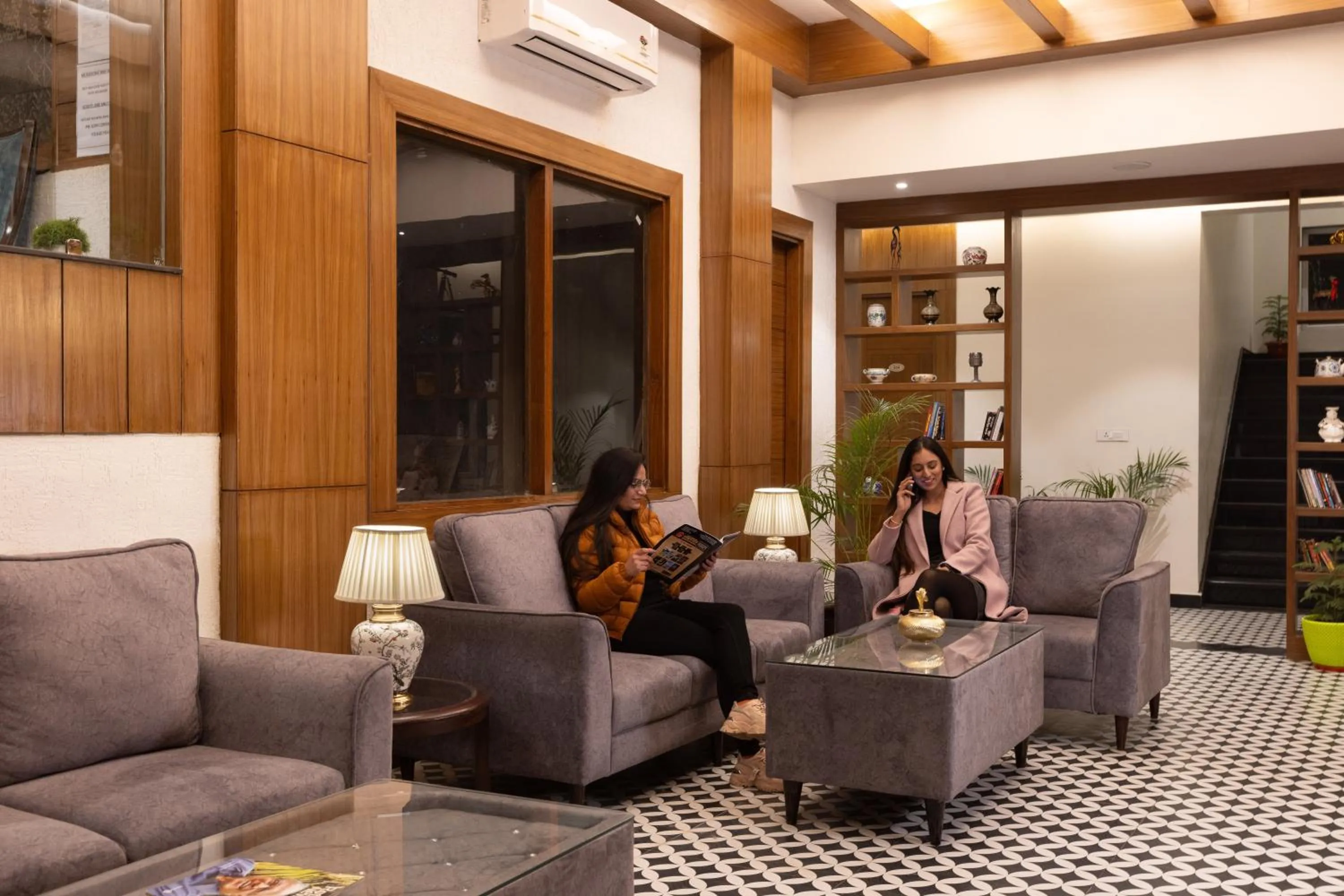 People in Hotel North Wood