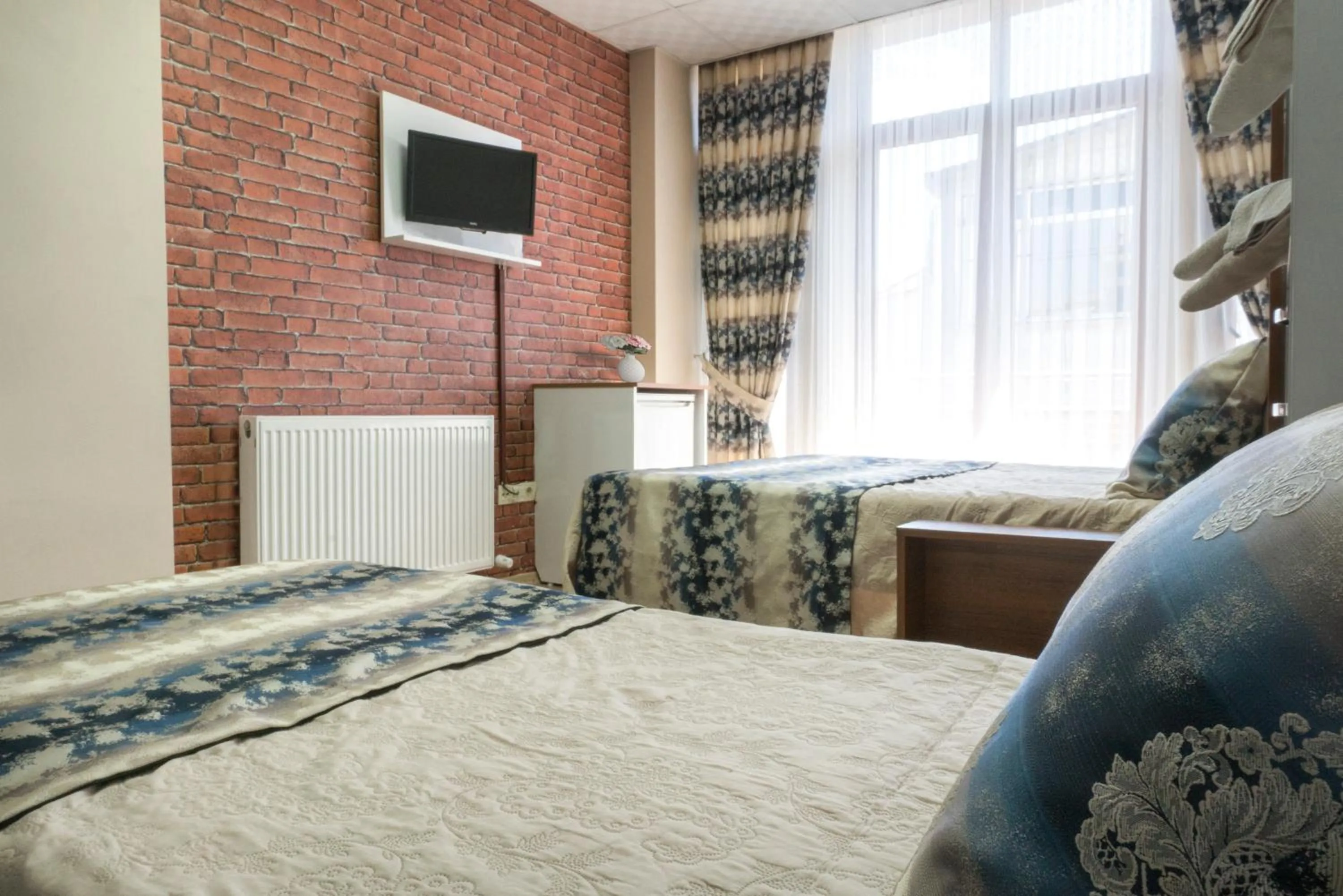 Communal lounge/ TV room, Bed in Koçak Pansiyon