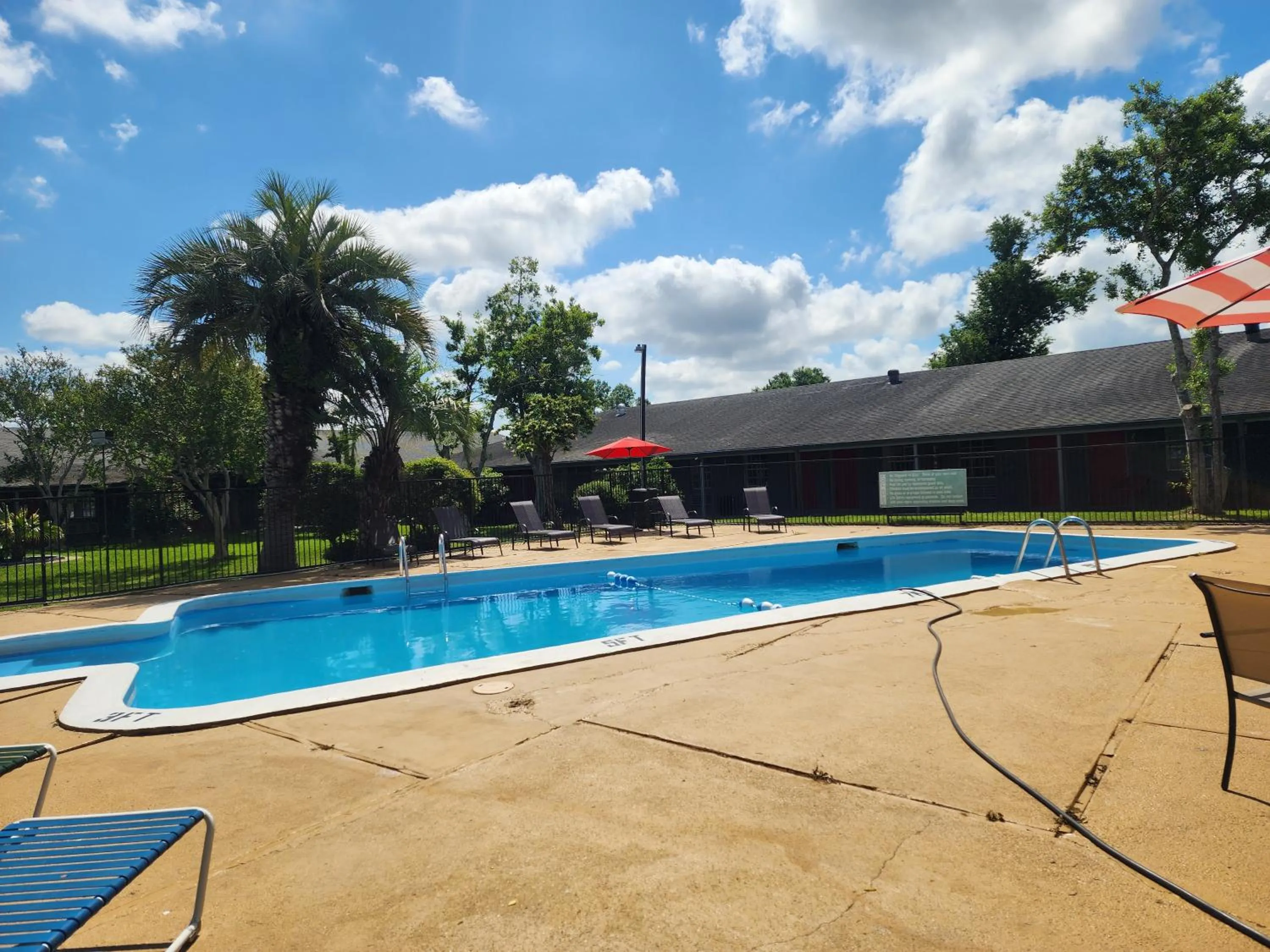 Swimming pool in Red Carpet Inn - Houma