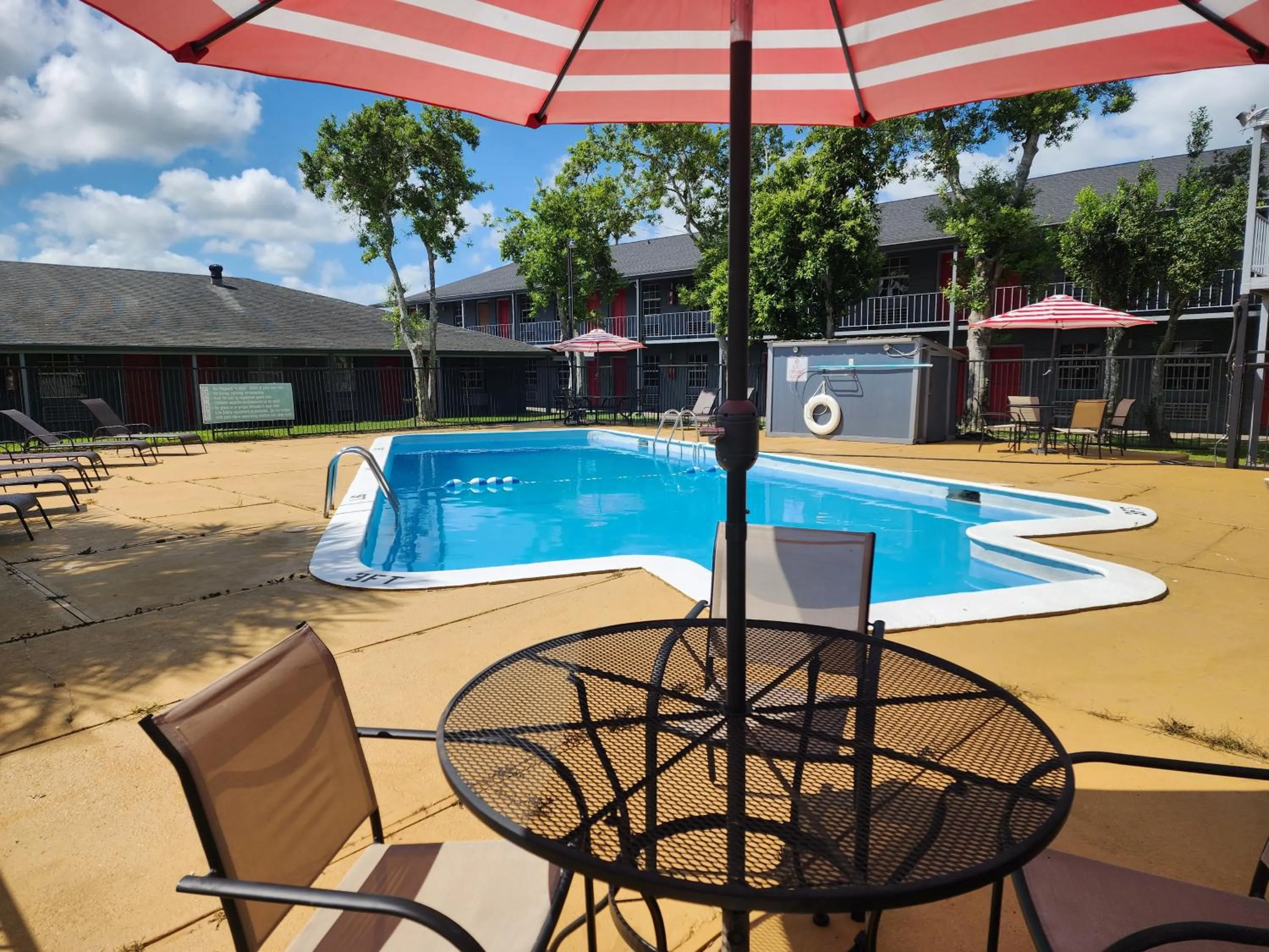 Swimming pool in Red Carpet Inn - Houma