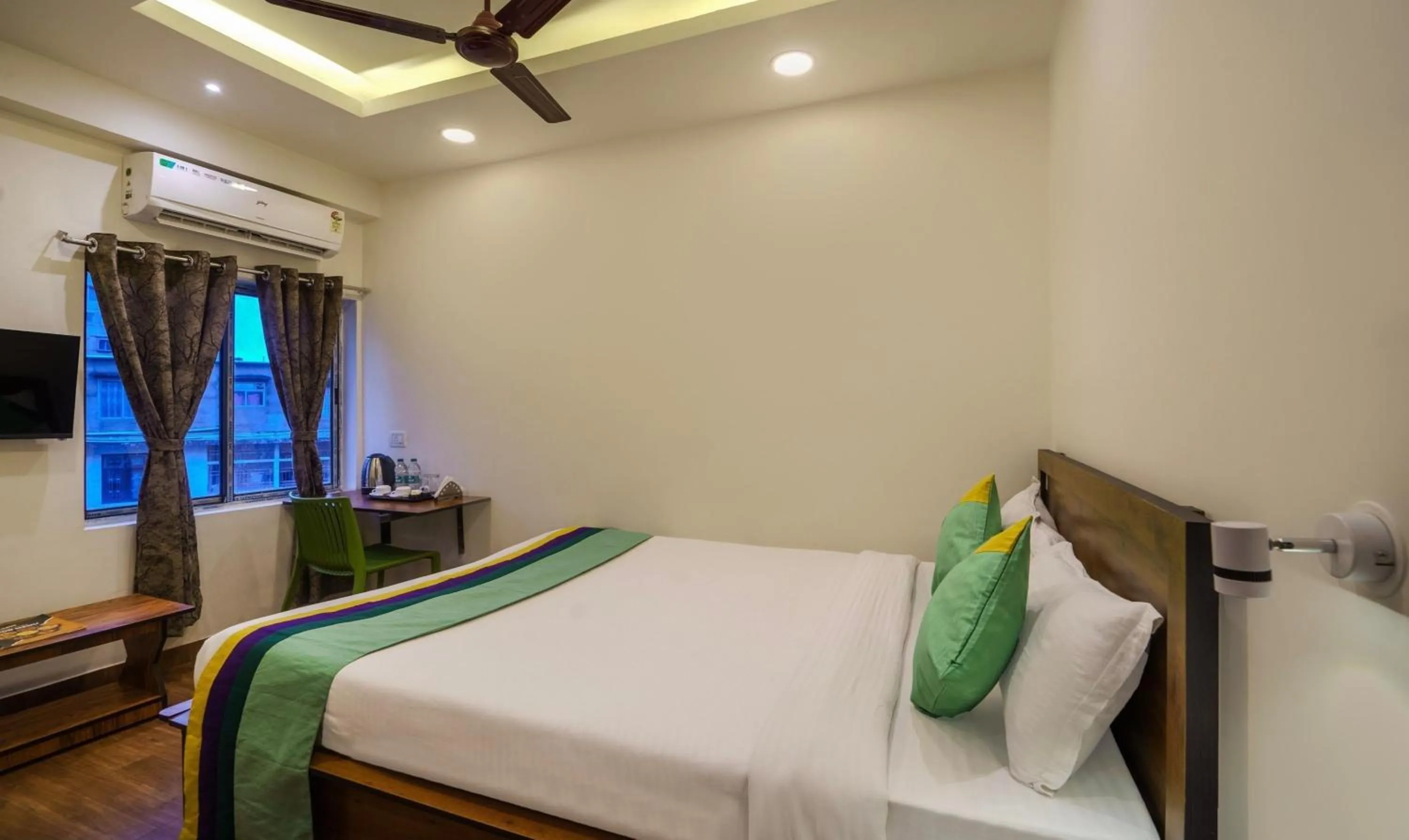 Bedroom, Bed in Treebo Park Palace