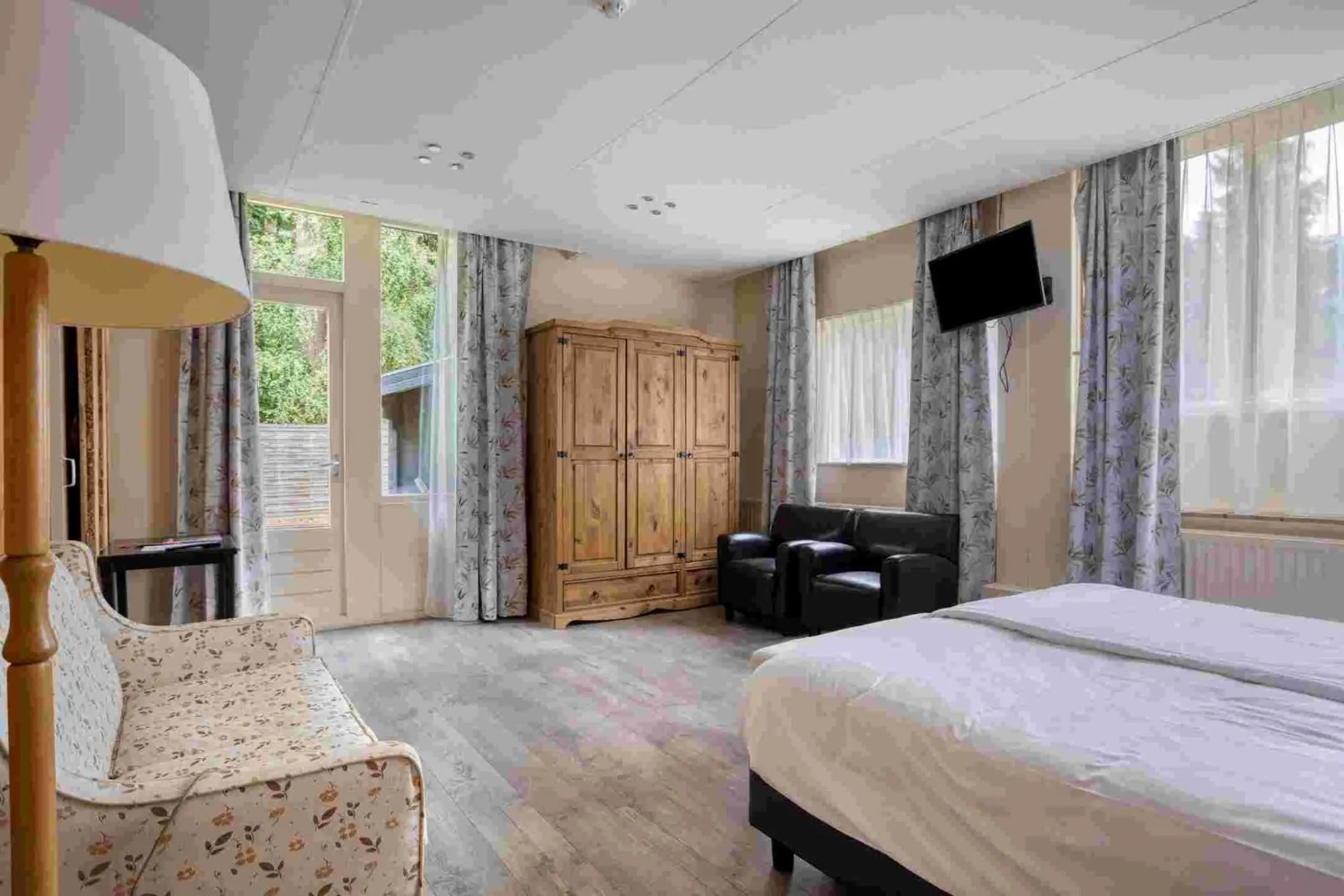 Photo of the whole room, Bed in Landgoed Stakenberg - Hotel & Bungalows