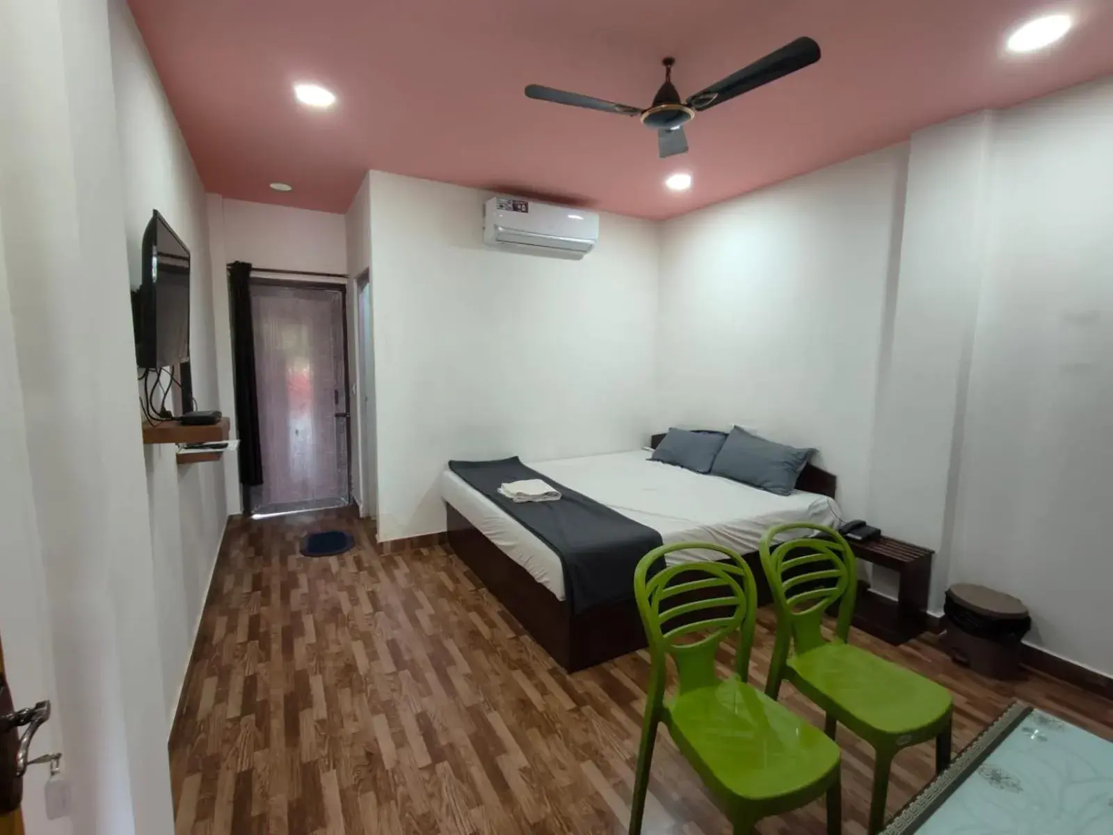 Deluxe Double Room in Kalapani Nest Deluxe Double Room in Kalapani Nest