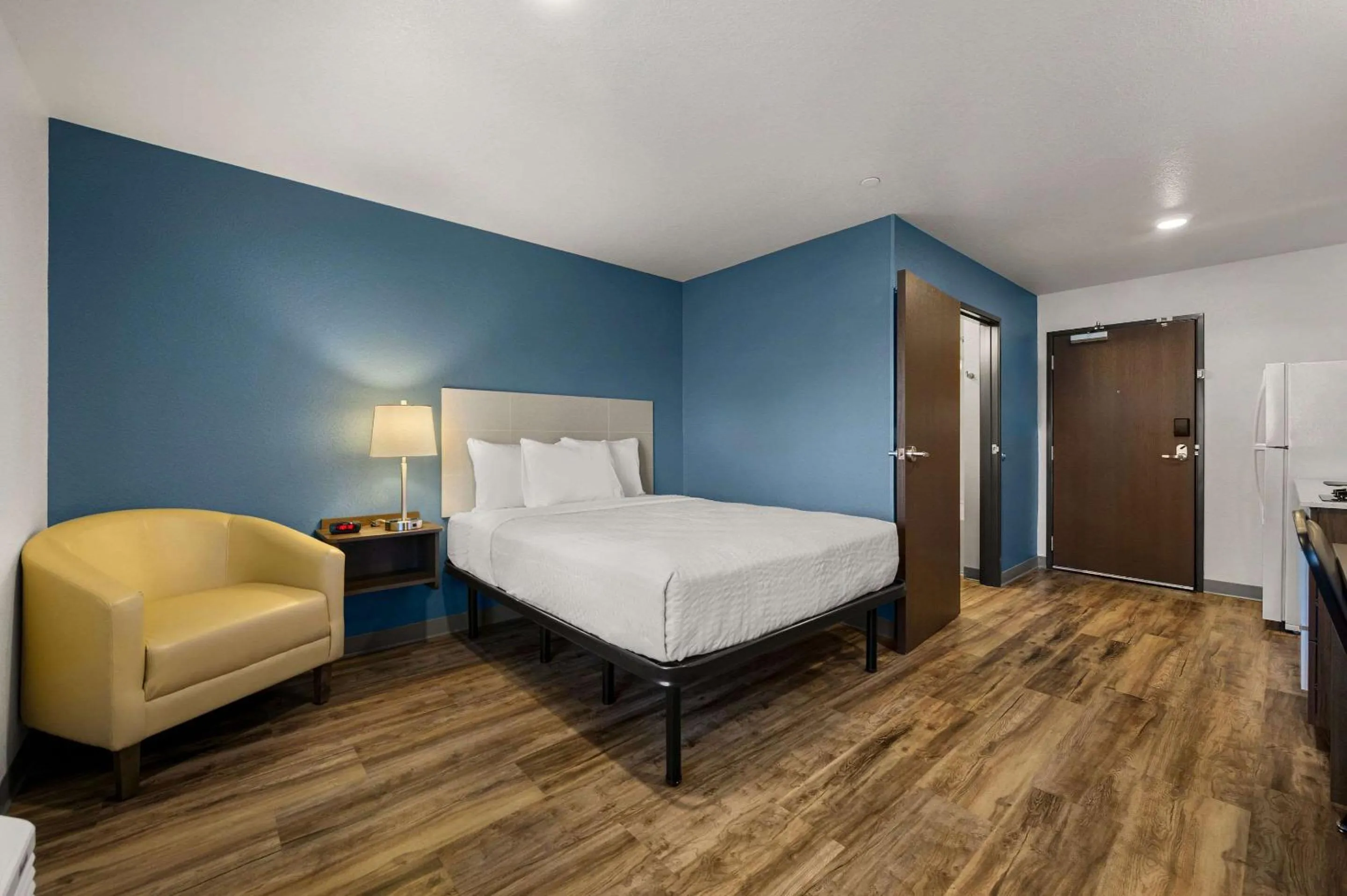 Bedroom, Bed in WoodSpring Suites Yorktown Newport News