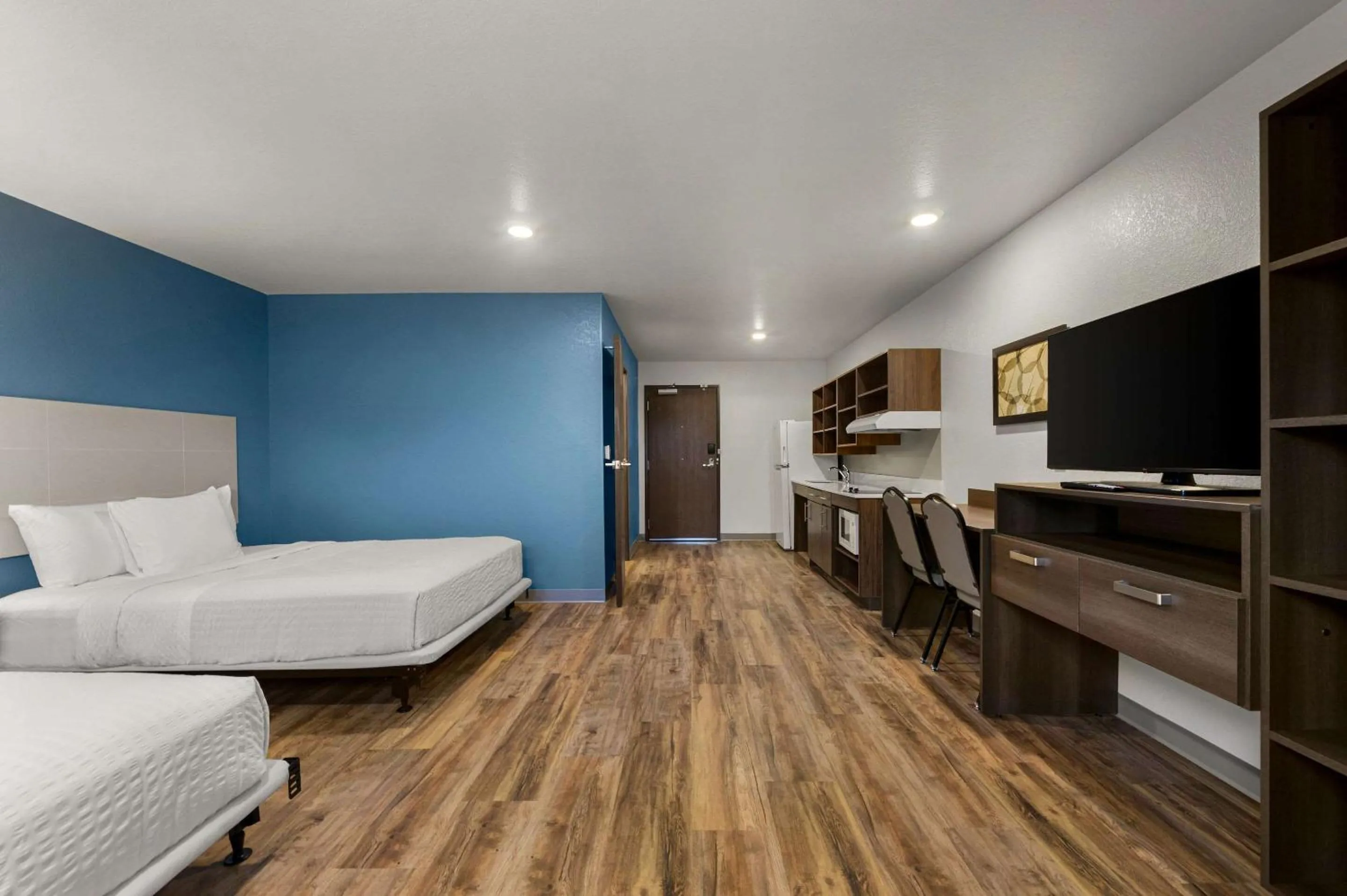 Bedroom, Bed in WoodSpring Suites Yorktown Newport News