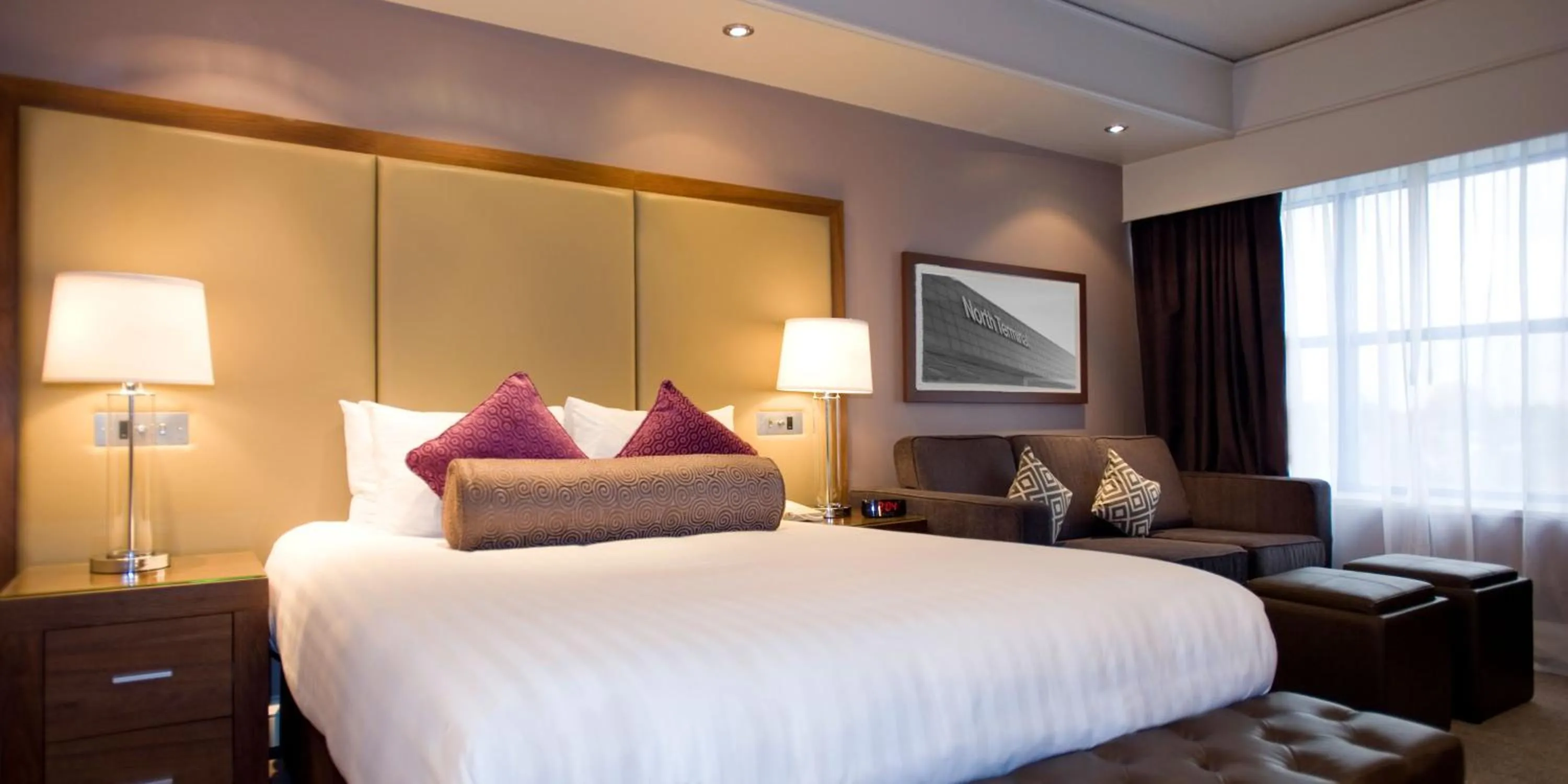 Photo of the whole room, Bed in Sandman Signature London Gatwick Hotel