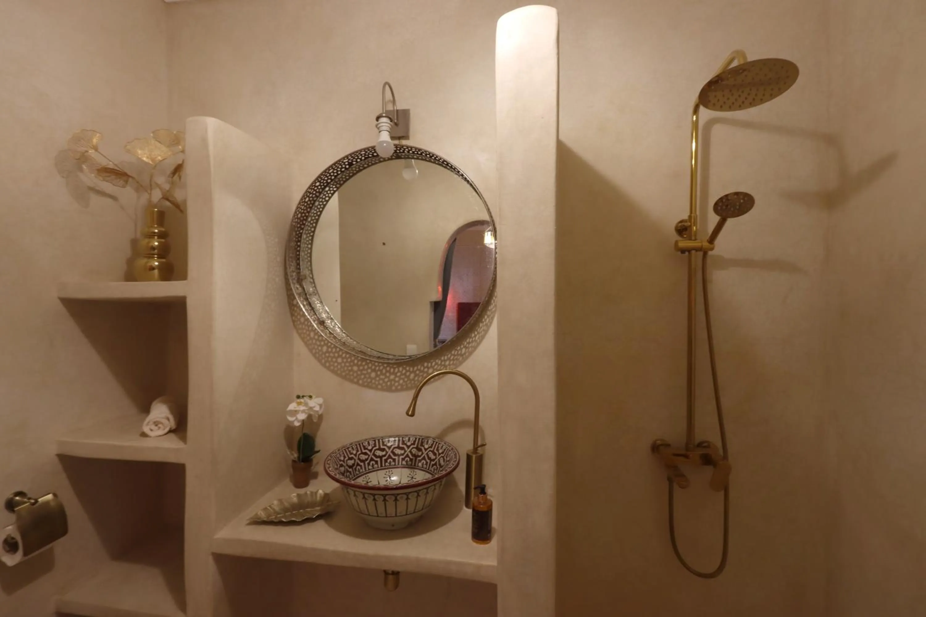 Shower in Riad La Fayette Bed & Breakfast